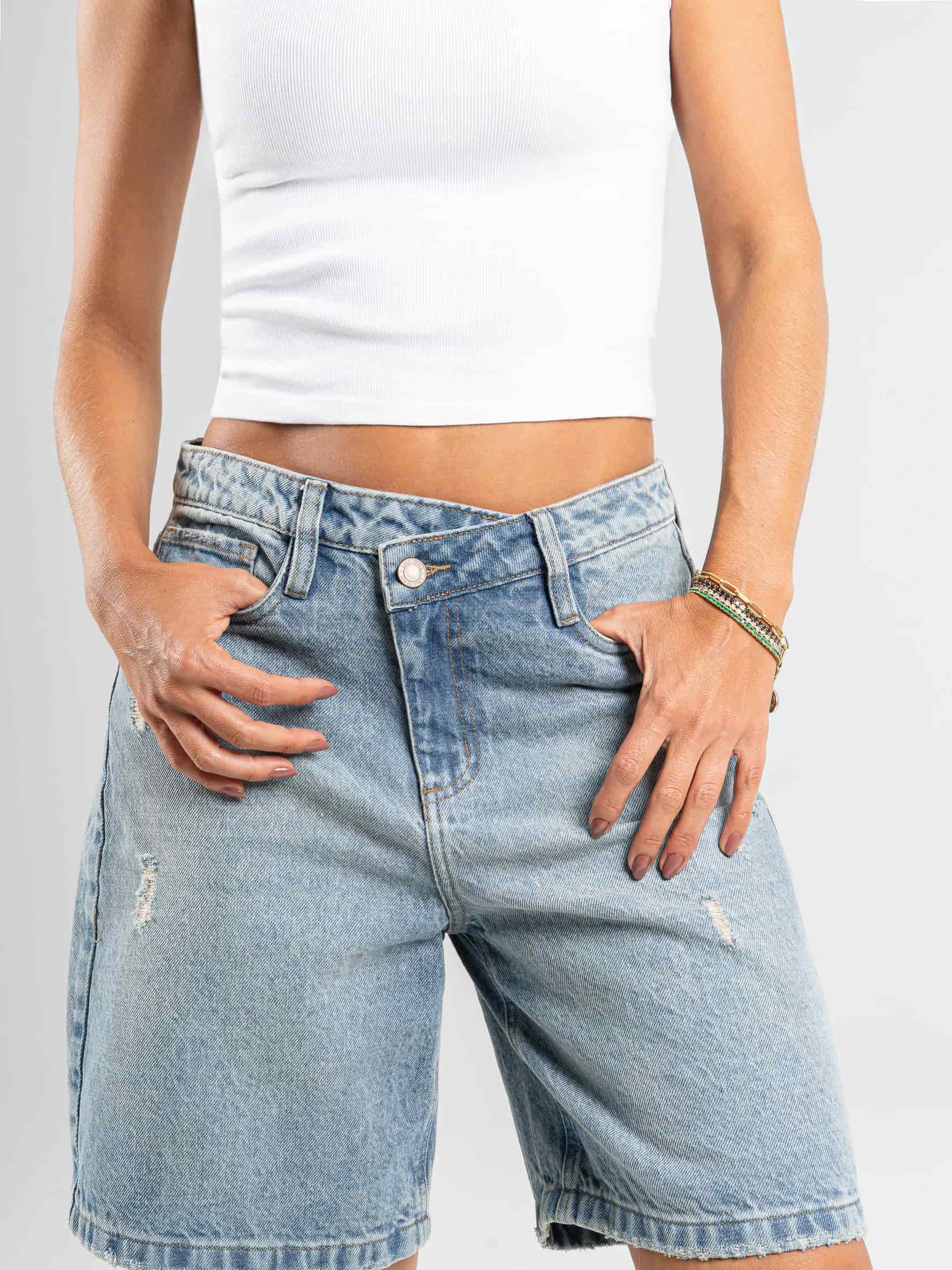 Ref: 066522 Bermuda en denim rígido, tiro alto, detalle en pretina, tono azul medio - miniatura 2