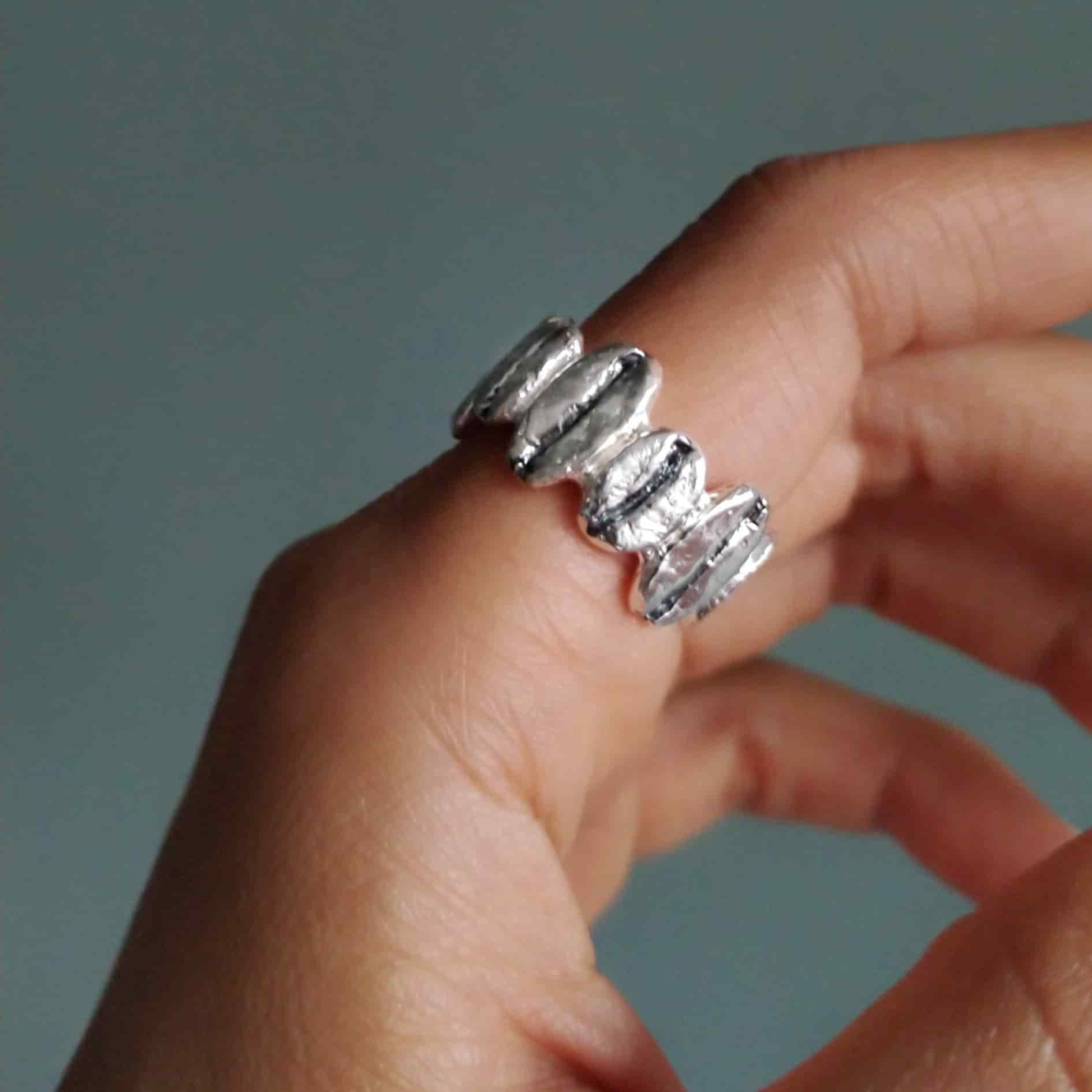 Anillo multi Café Gesha + Caturra en plata envejecida ajustable - miniatura 2