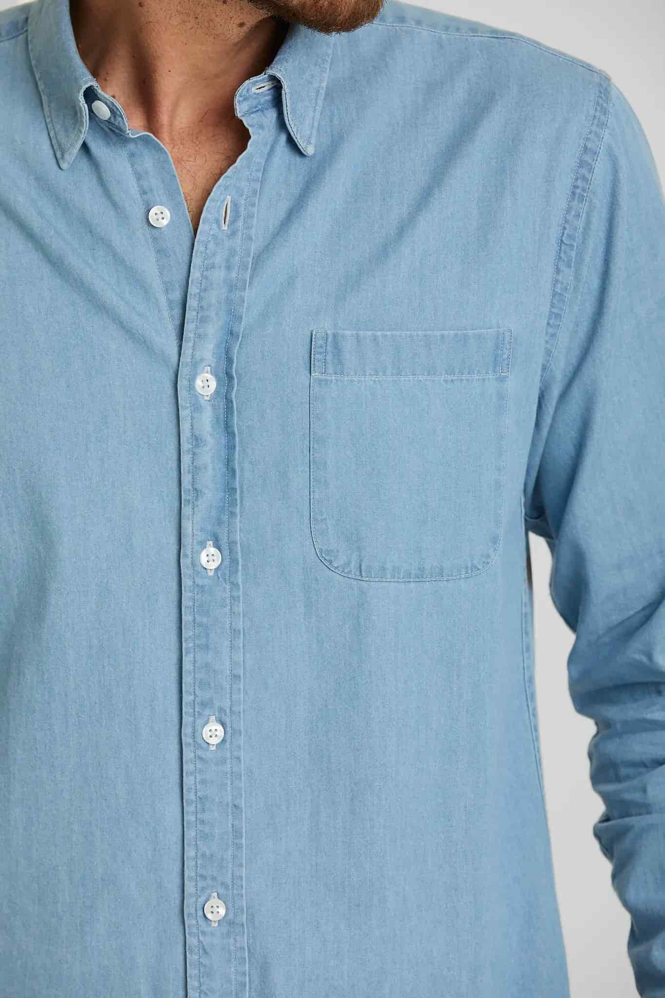 Camisa Jean Button Down Azul Claro - miniatura 3
