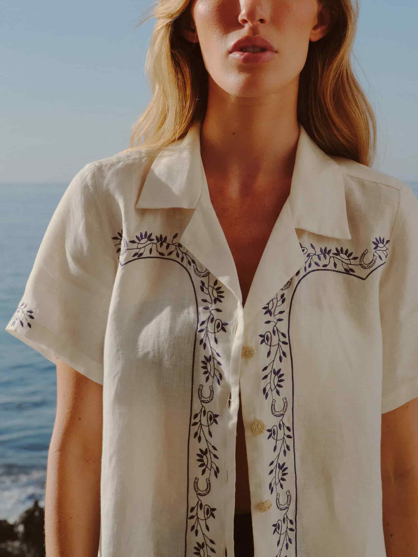 El Jared Linen Embroidered Shirt / Ivory Blue Horseshoes - miniatura 2