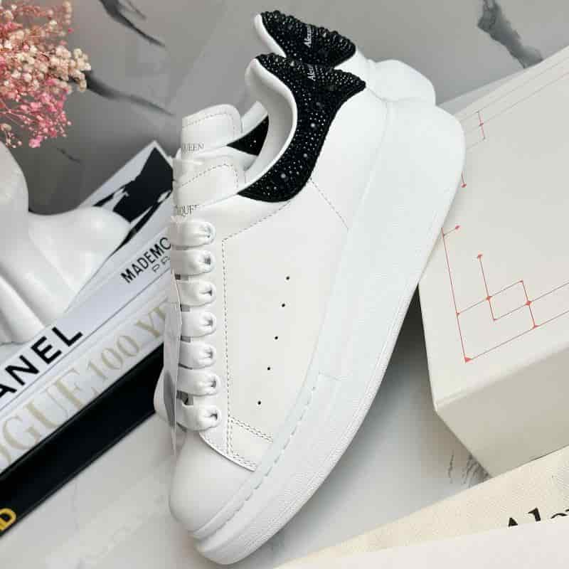 TENIS MCQUEEN CLASICO PIEDRAS ATRAS - miniatura 2