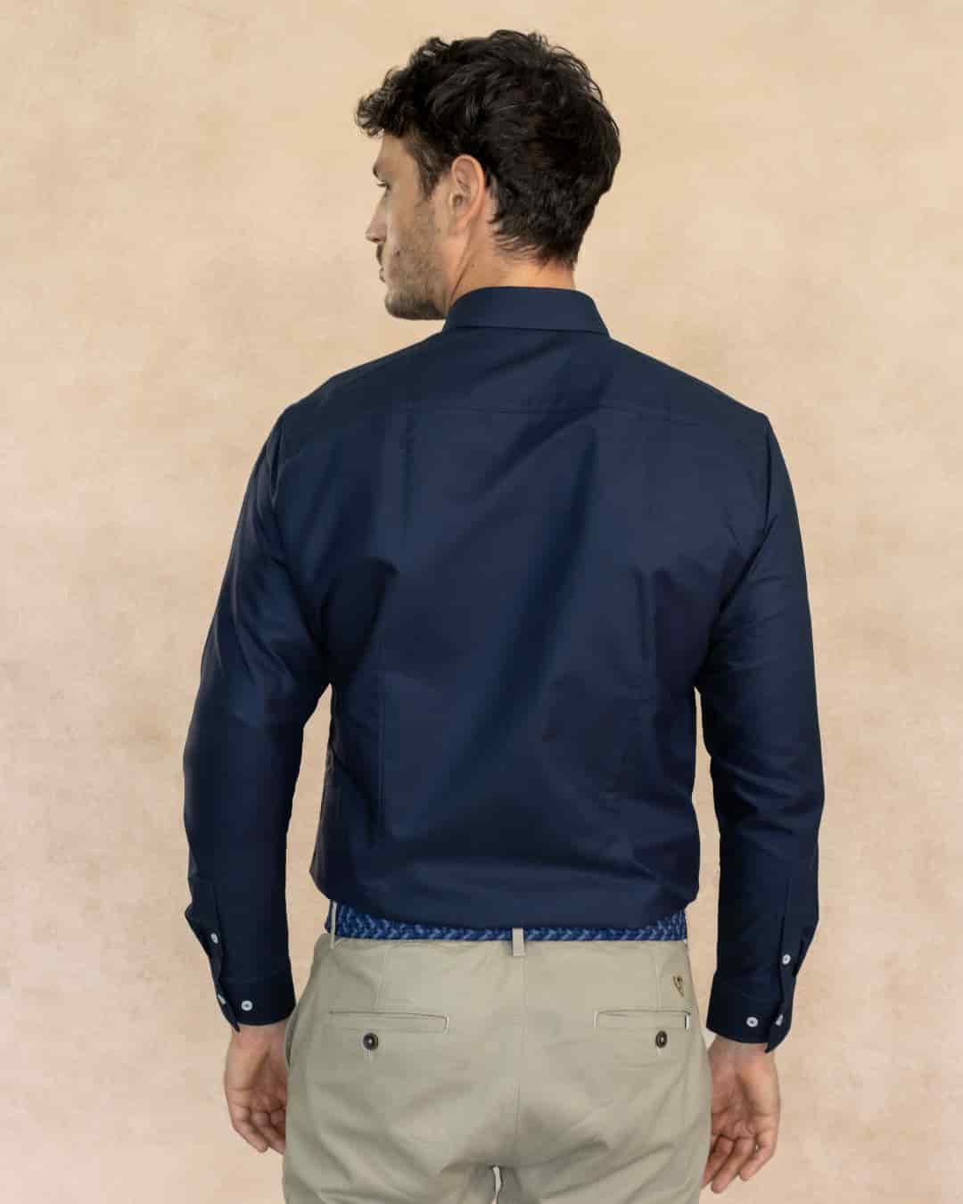 Camisa Antimanchas Oxford Azul Oscuro con Bolsillo Logo Gris - Talla Regular - miniatura 3