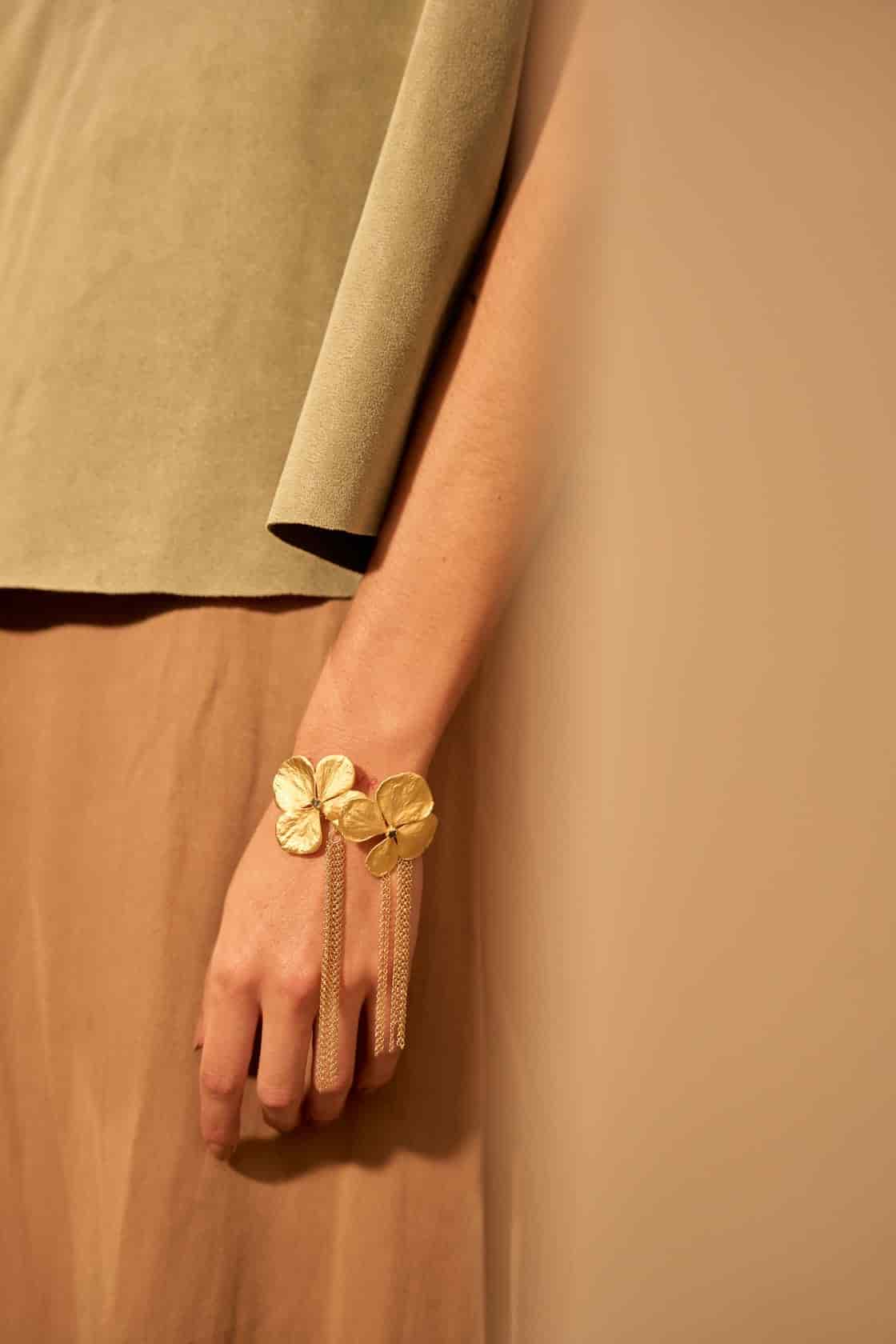 HYDRANGEA CHAINS AND ROUGH EMERALD BRACELET - miniatura 2