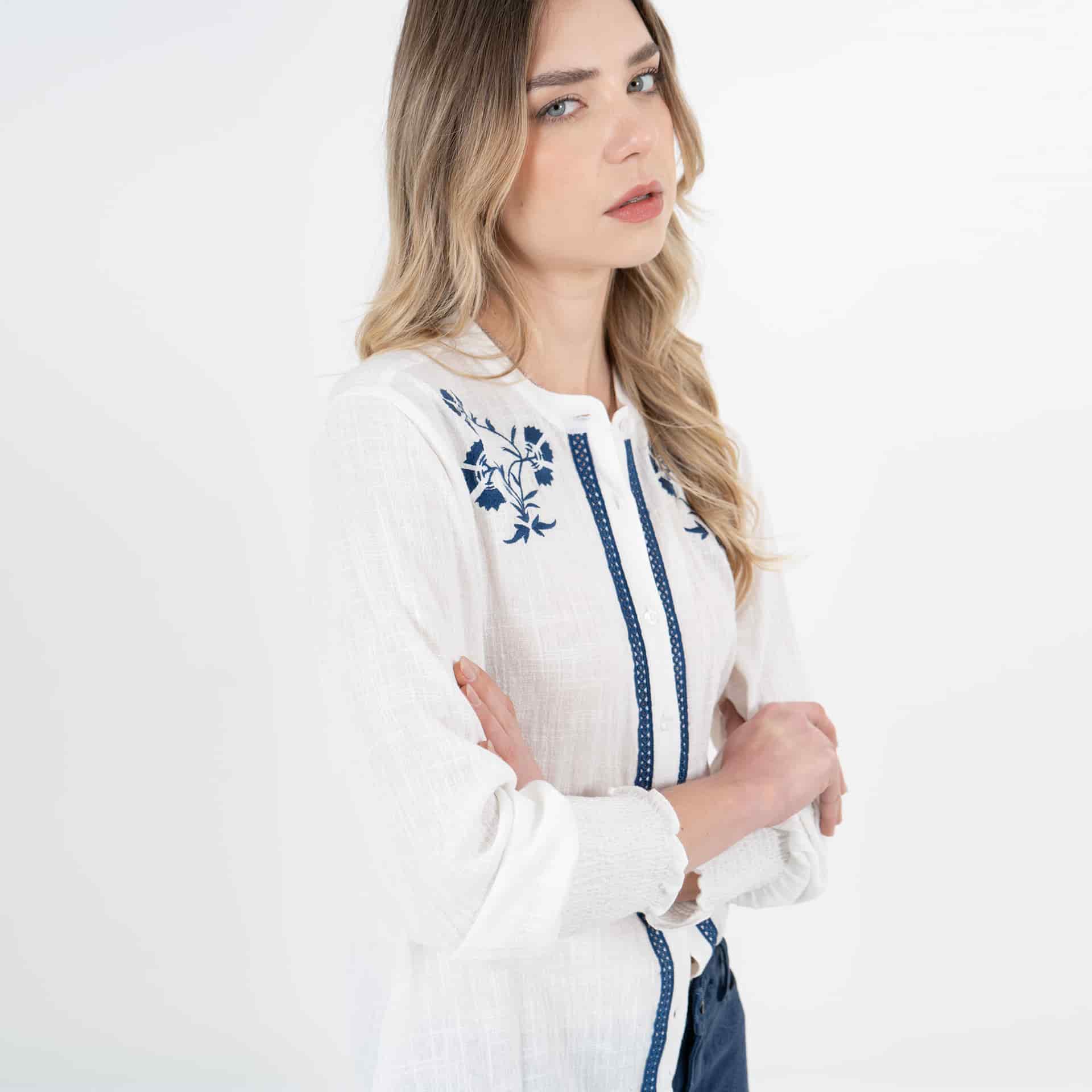Blusa cuello nerú manga larga con bordado flores en contraste - miniatura 4
