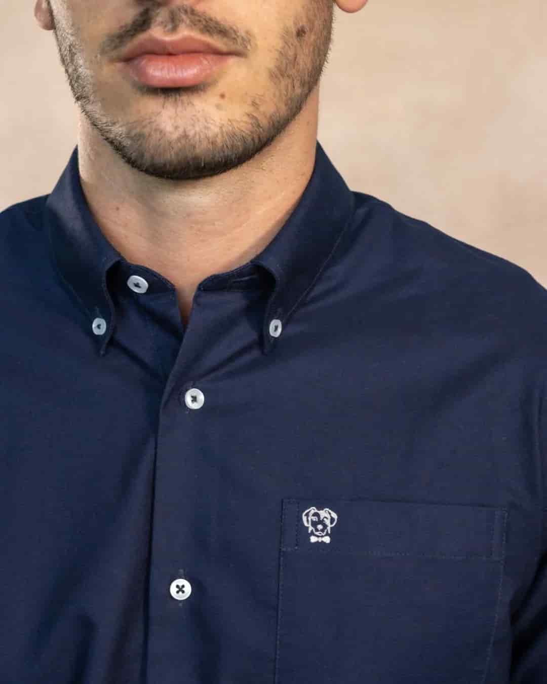 Camisa Antimanchas Oxford Azul Oscuro con Bolsillo Logo Gris - Talla Regular - miniatura 5