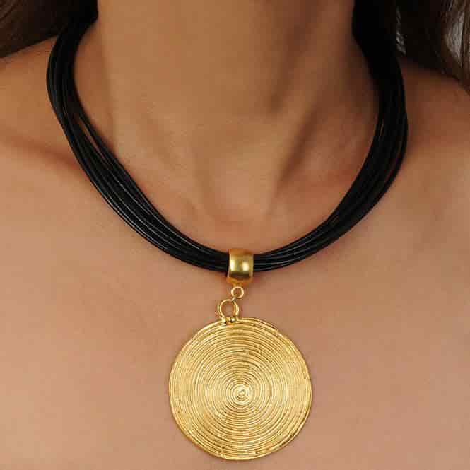 Collar Cuero Negro 10 Vueltas y Dije Grande Pectoral Quimbaya - miniatura 2