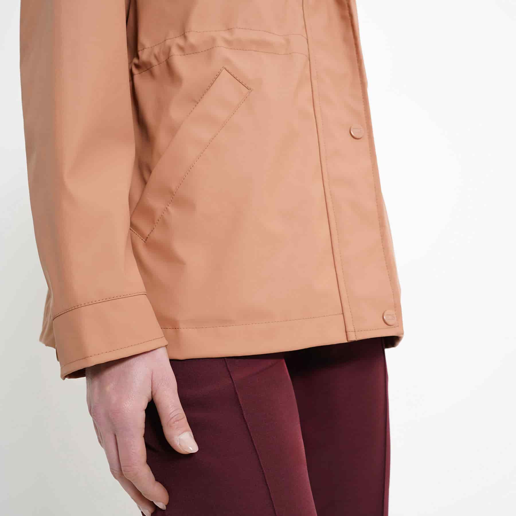 Chaqueta raincoat impermeable con capucha y ajuste en cintura - miniatura 9