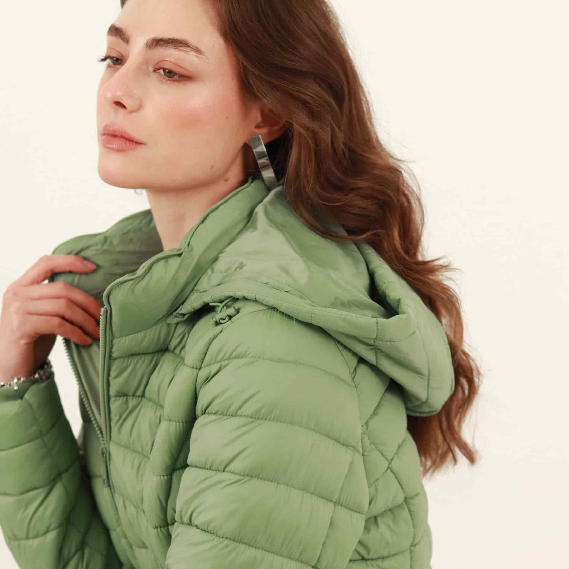 Chaqueta acolchada básica cuello alto con capucha - miniatura 41