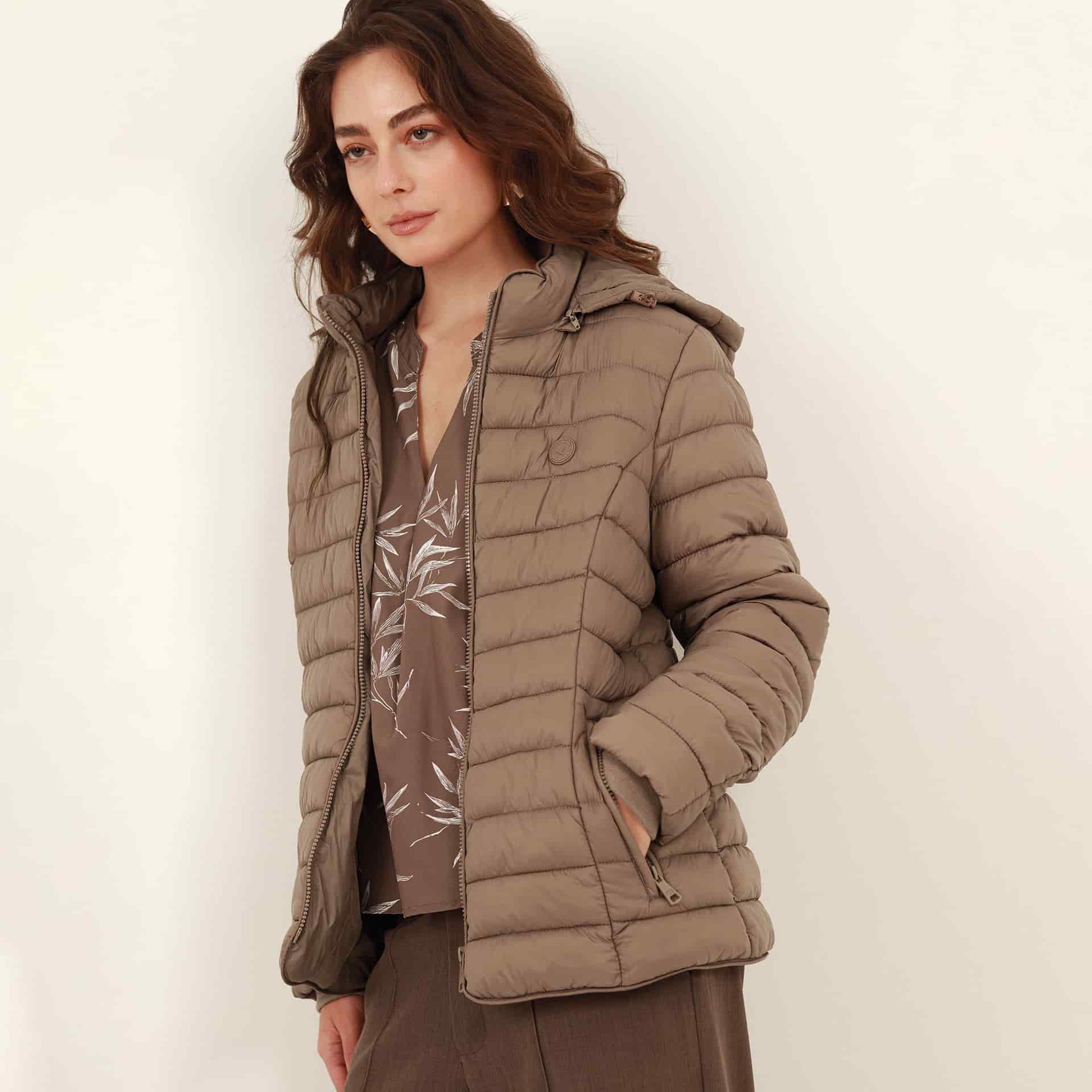 Chaqueta acolchada básica cuello alto con capucha - miniatura 33