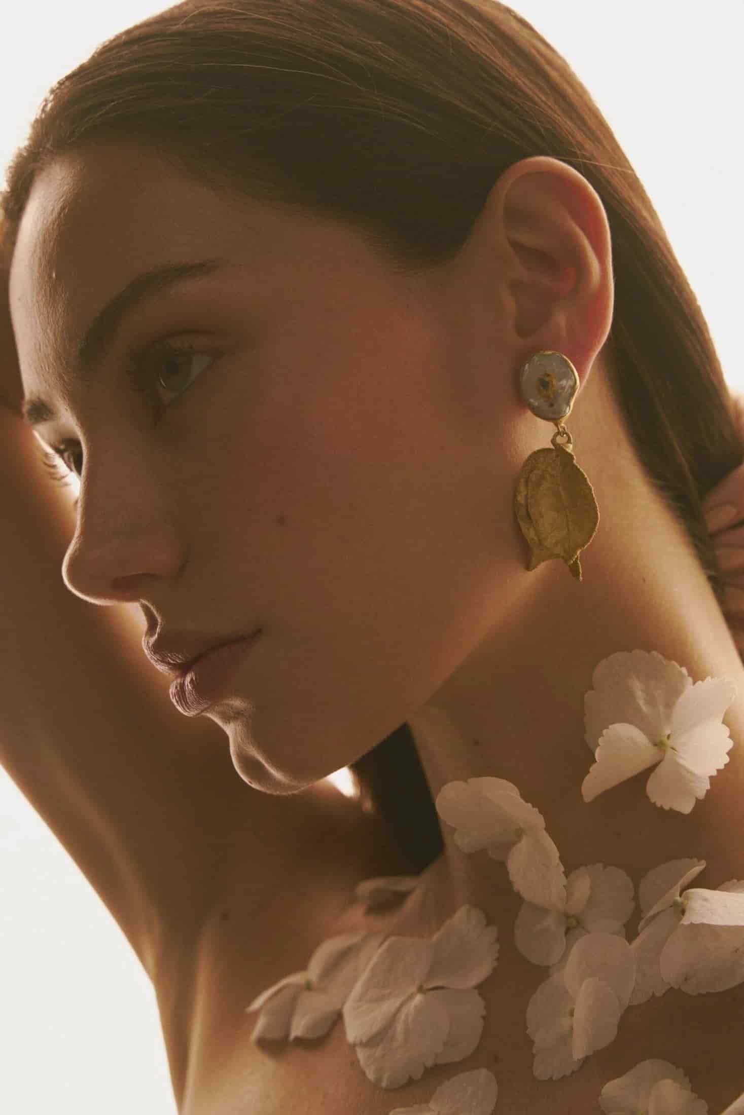 ARETES BUGANVILIA MINI CON PERLA Y ESMERALDA EN BRUTO - miniatura 4