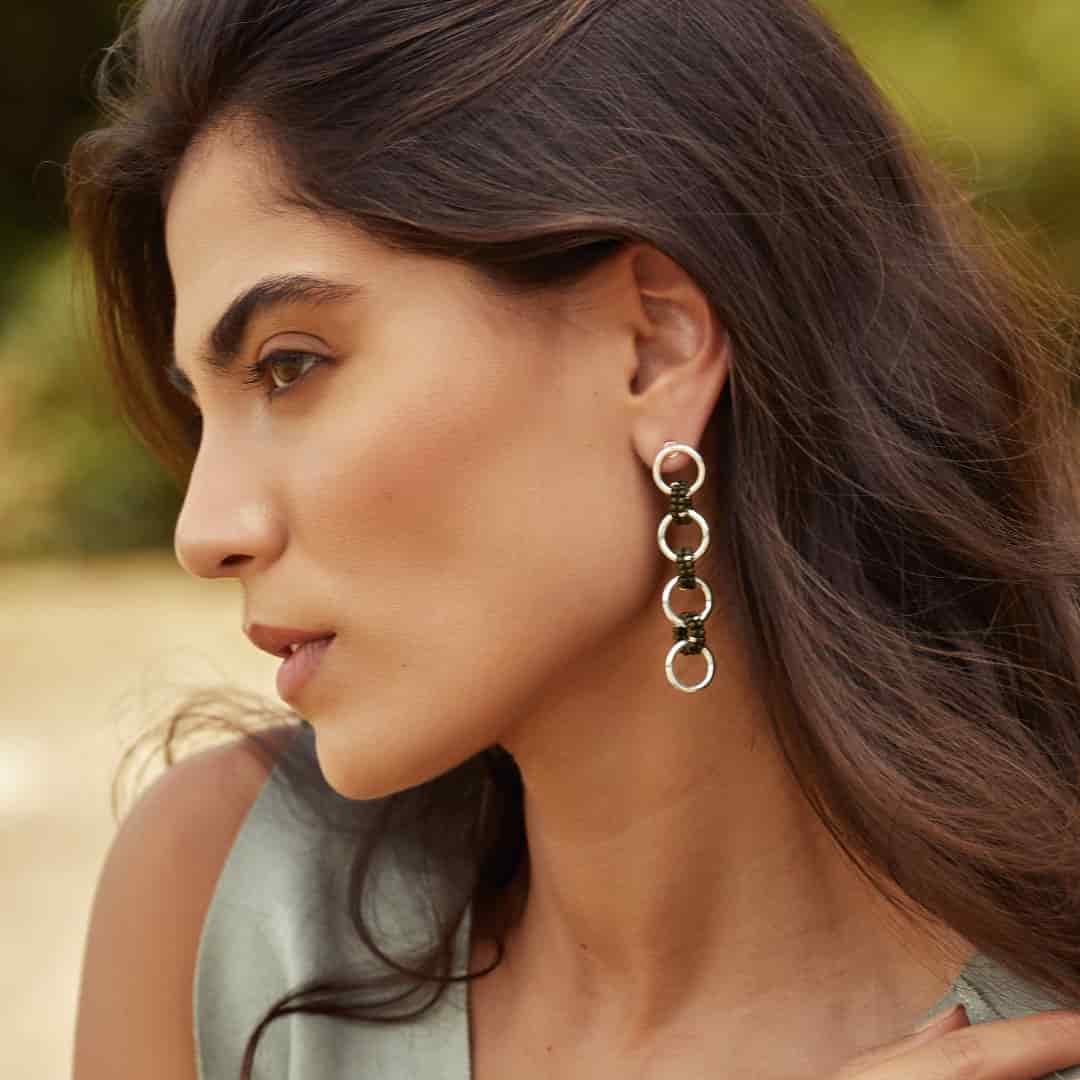 Aretes entrelazados tejidos largos verde oscuro plata - miniatura 3