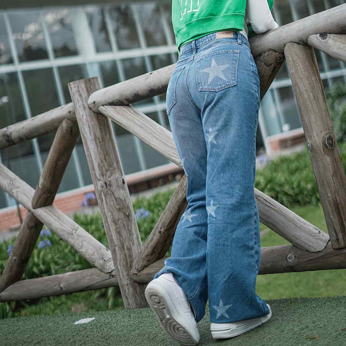 JEAN MOM FLARE TIRO ALTO ESTRELLAS - miniatura 6