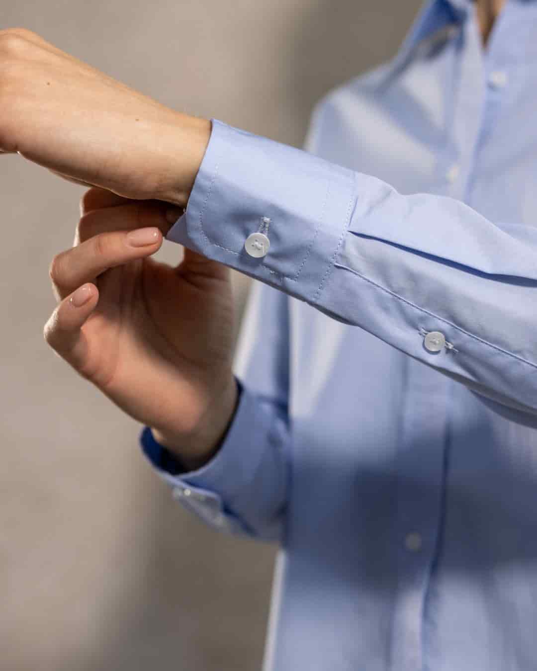 Camisa Antimanchas de Mujer Light Blue Logo Rosado - miniatura 3