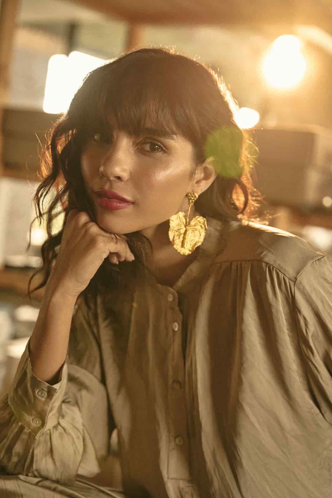 ANTHURIUM EARRINGS AND ROUGH EMERALDS STUDS - miniatura 3