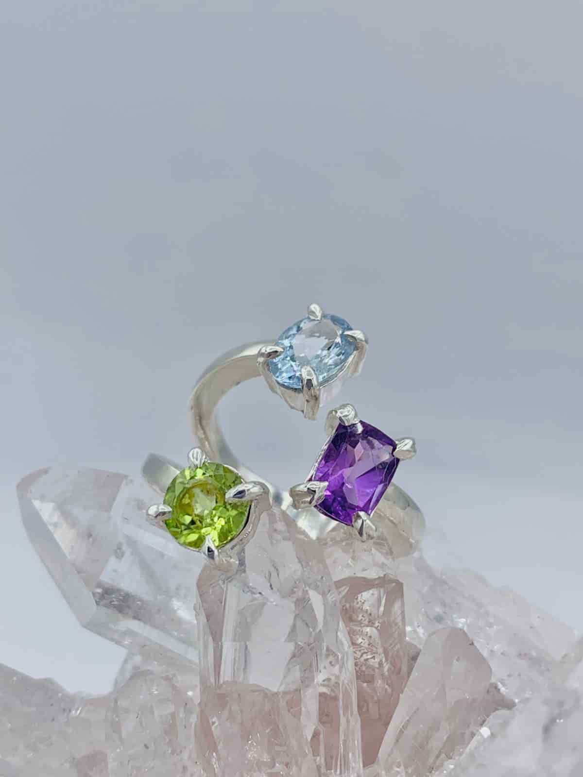 Anillo multipiedras Aguamarina, Peridoto y Amatista colección llénate de color - miniatura 3