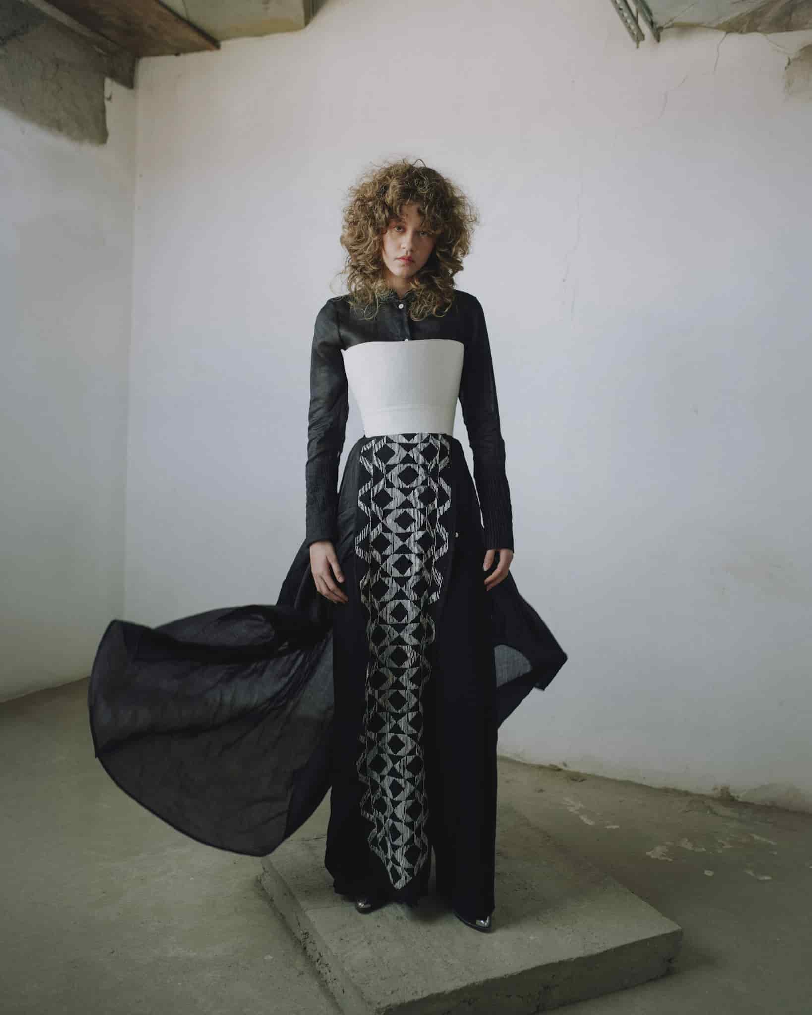 SHIRTDRESS CAPE WITH FURROWS IN SLEEVES - miniatura 2