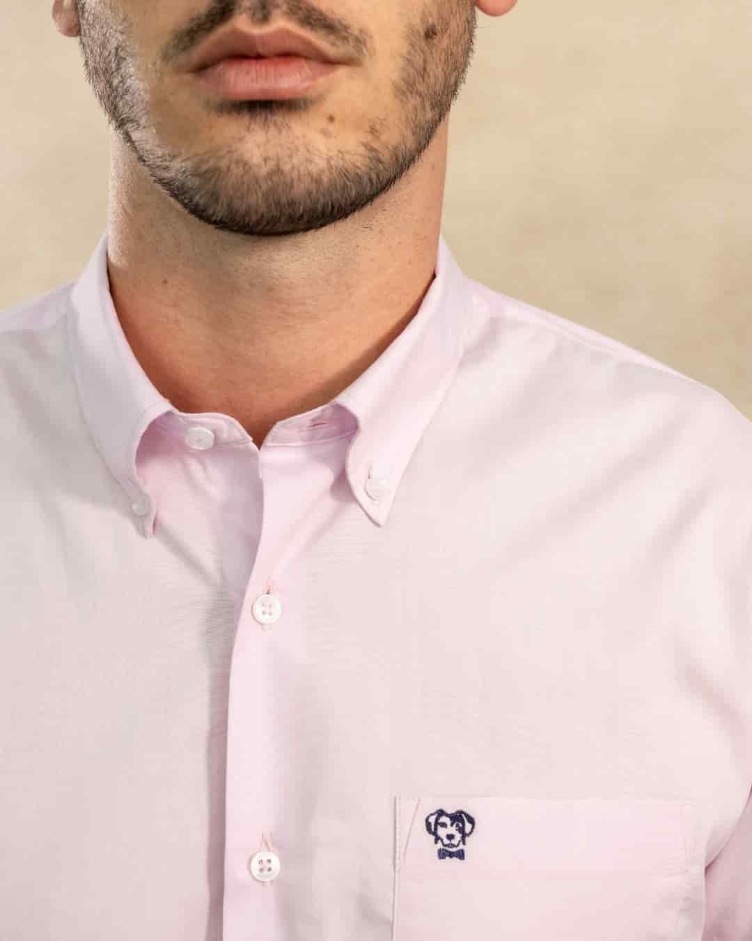 Camisa Antimanchas Popelina Light Pink Con Bolsillo Logo Azul - Talla Regular - miniatura 2