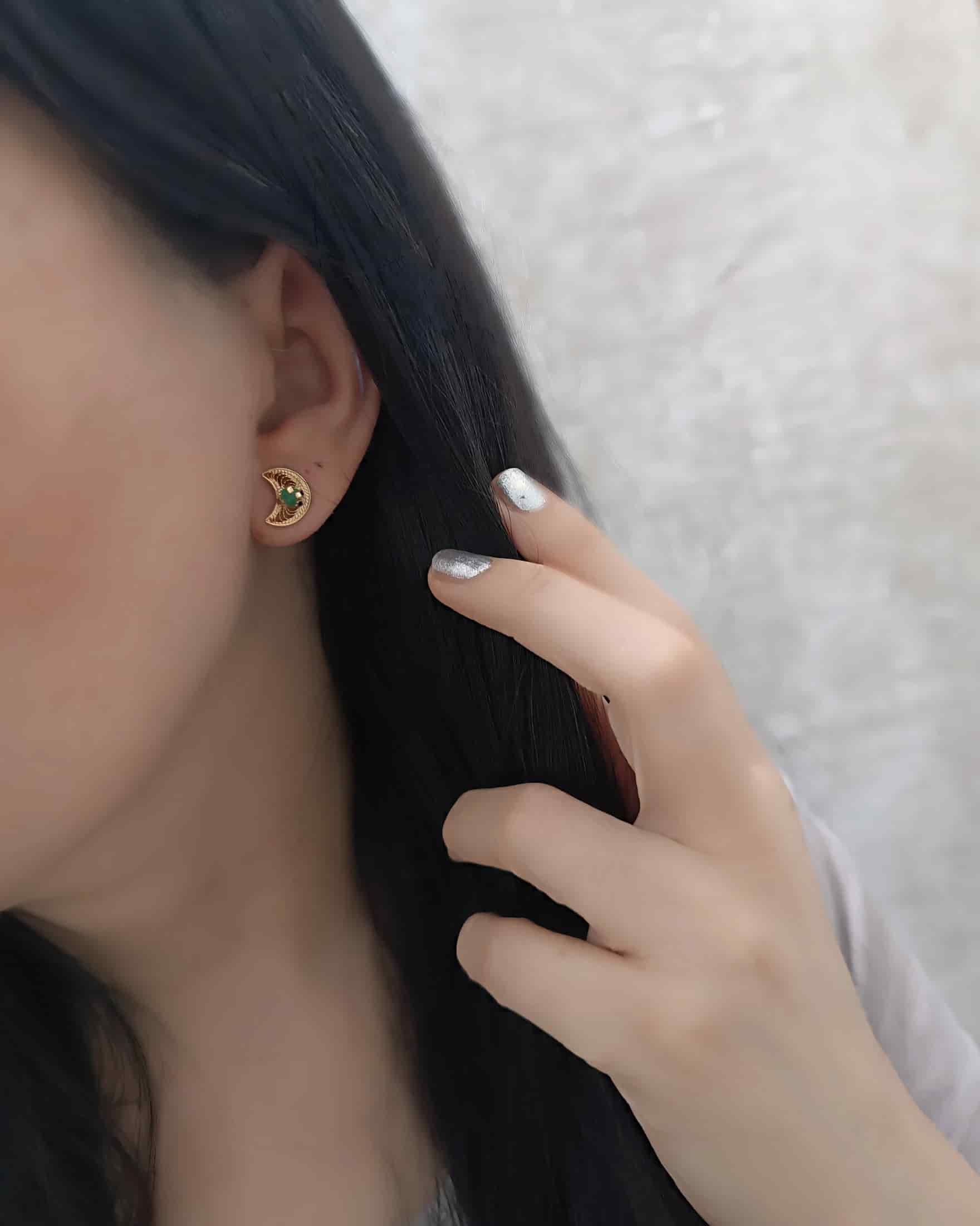 Aretes mini filigrana y esmeralda Lunita - miniatura 4