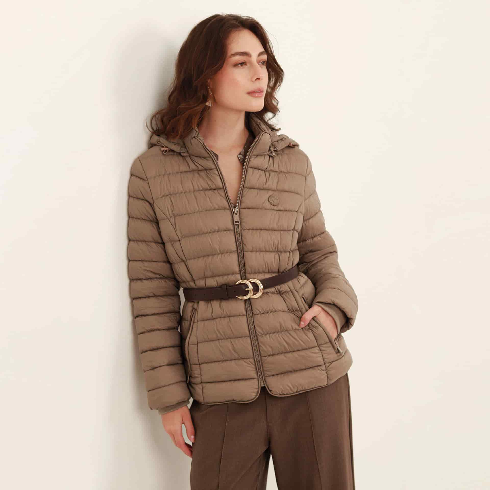 Chaqueta acolchada básica cuello alto con capucha - miniatura 31