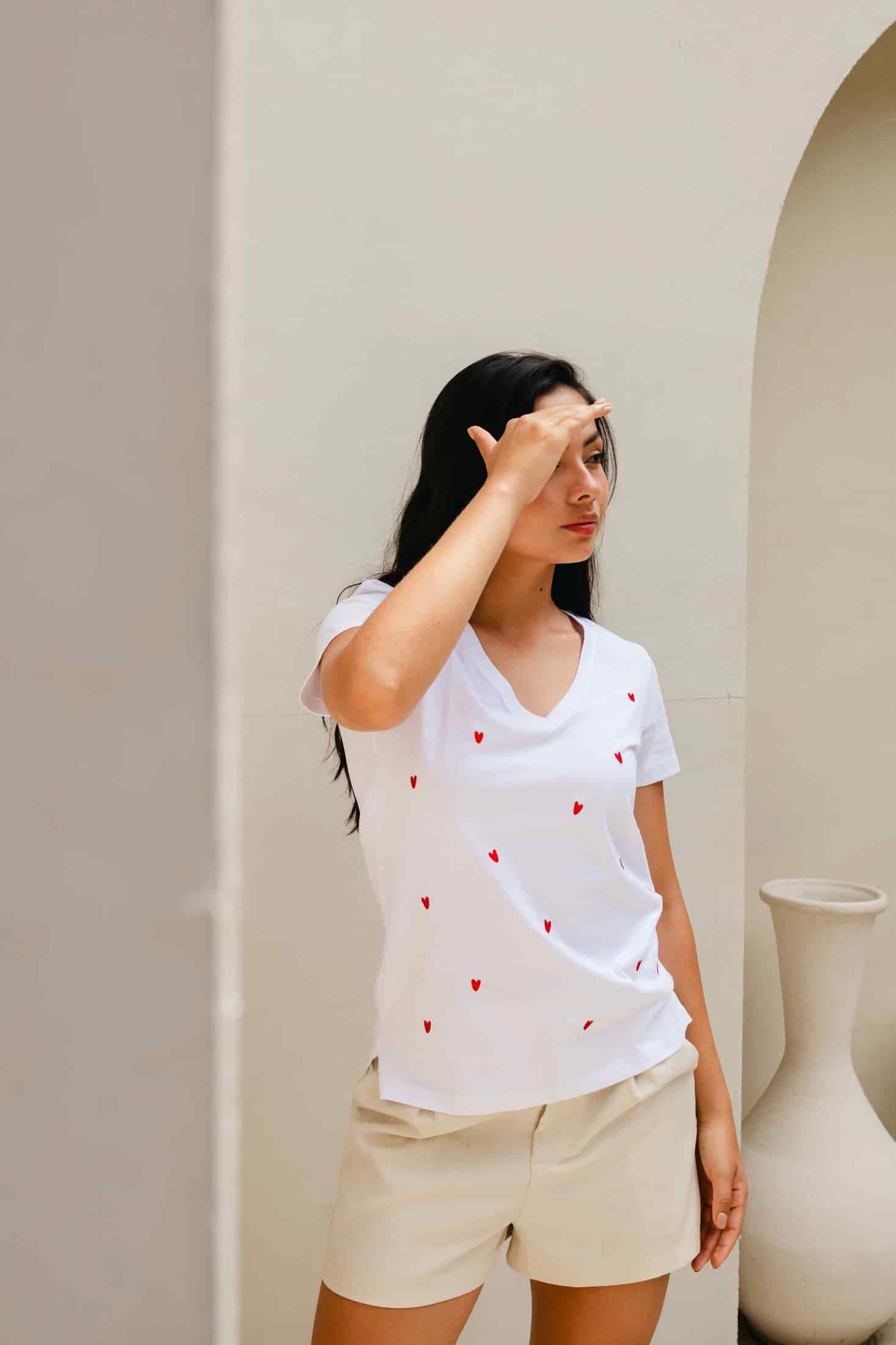 Dulce Amor Embroidered V-Neck Tee - miniatura 1