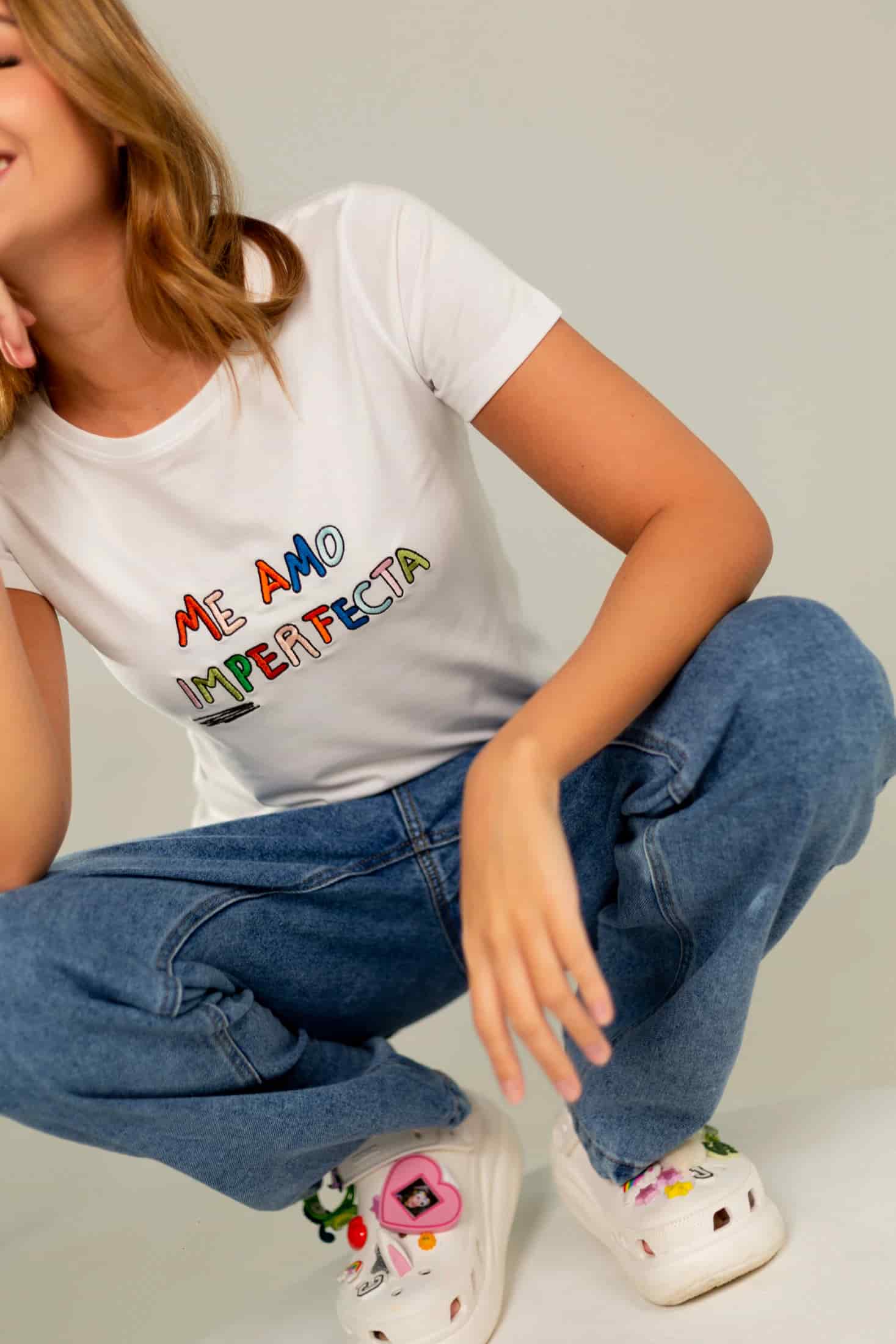 Me Amo Imperfecta Embroidered Basic Tee - miniatura 2