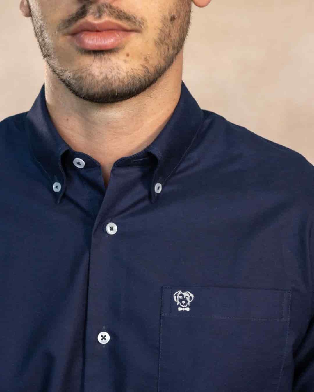 Camisa Antimanchas Oxford Azul Oscuro con Bolsillo Logo Gris - Talla Regular - miniatura 2