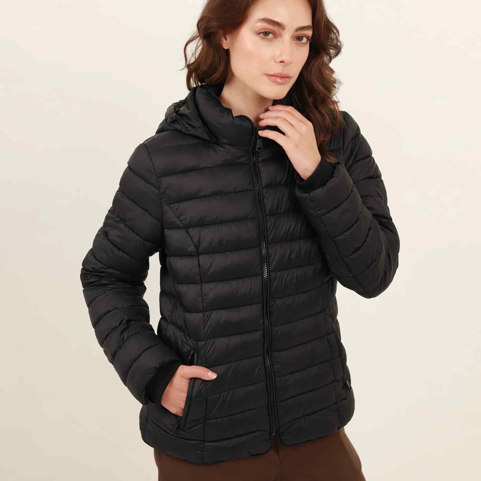 Chaqueta acolchada básica cuello alto con capucha - miniatura 11