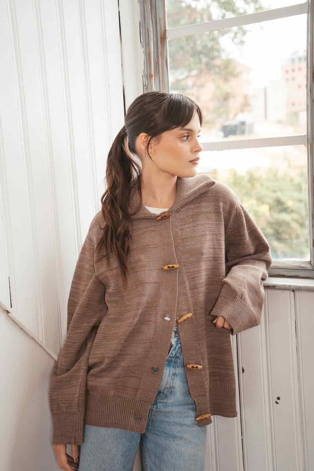 sweater botones madera café - miniatura 1