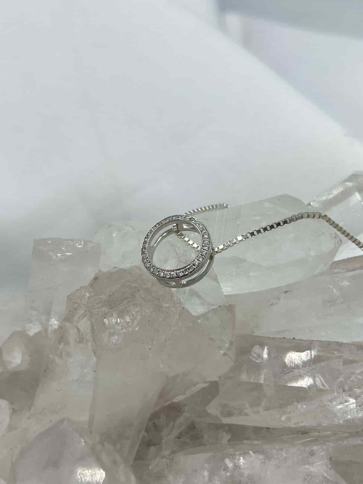 Dije Redondo Diamantes en Oro Blanco 18K - miniatura 1