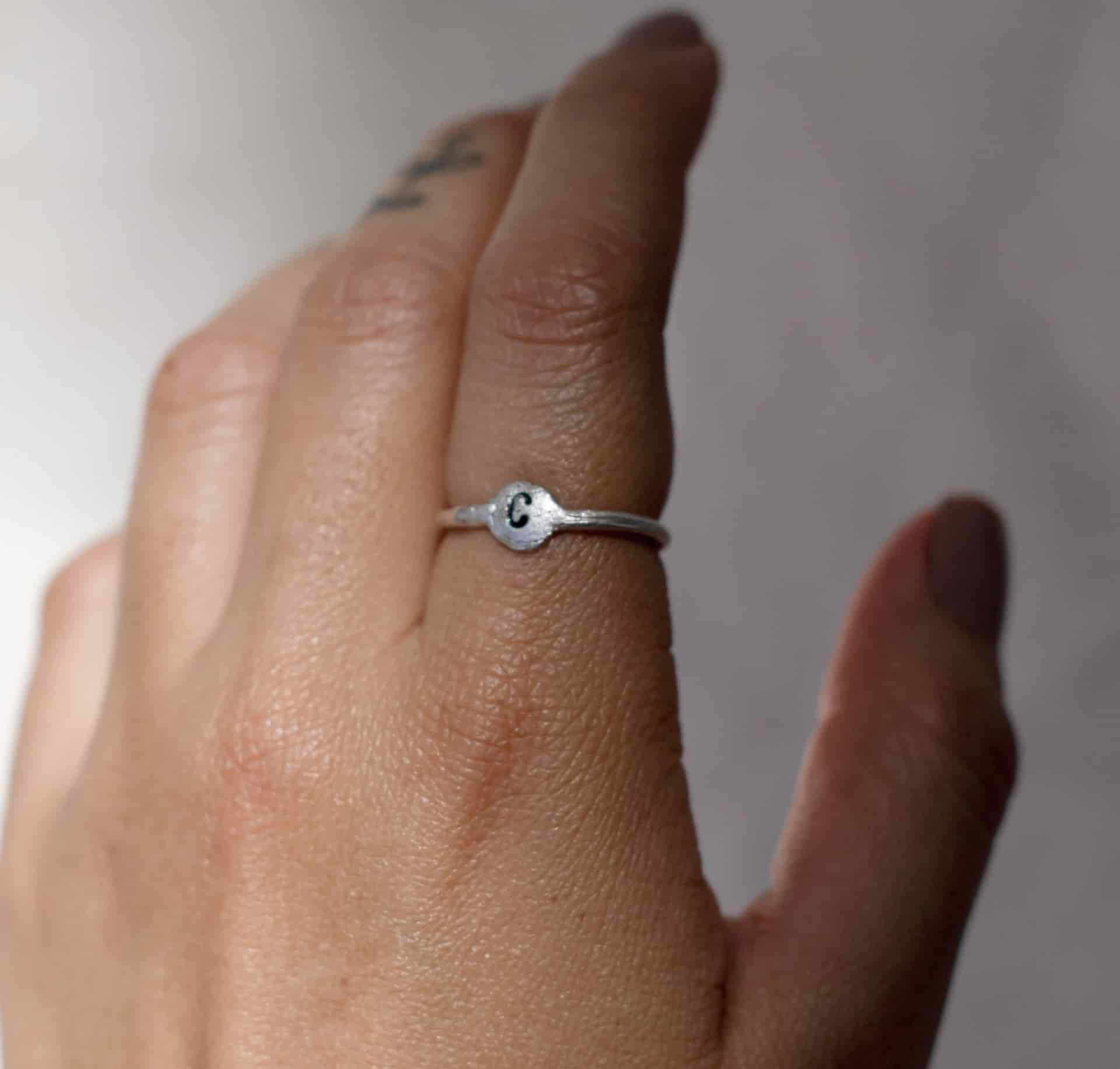 Anillo letra (Plata ley950) - miniatura 2
