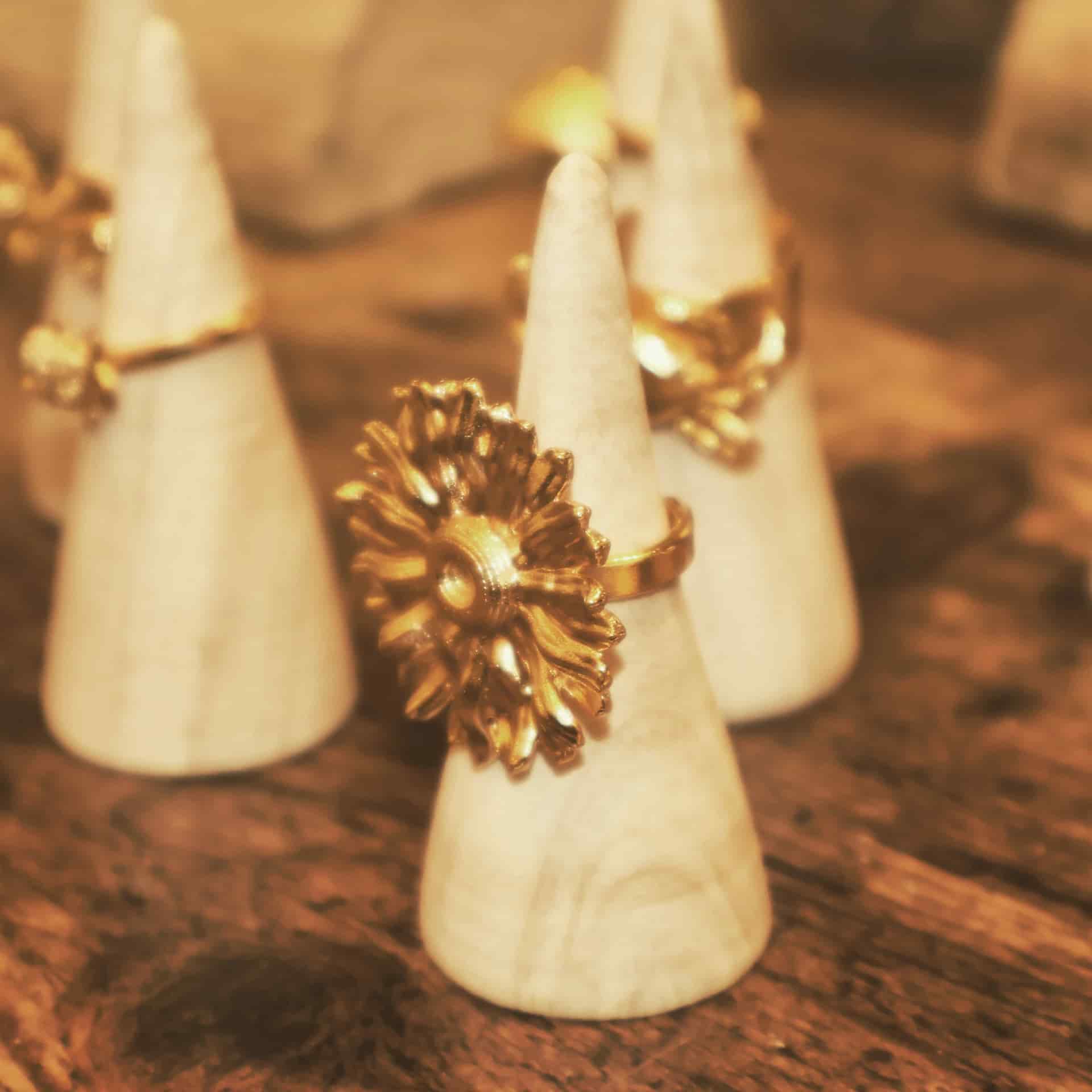 Anillo con flor de margarita grande - miniatura 7