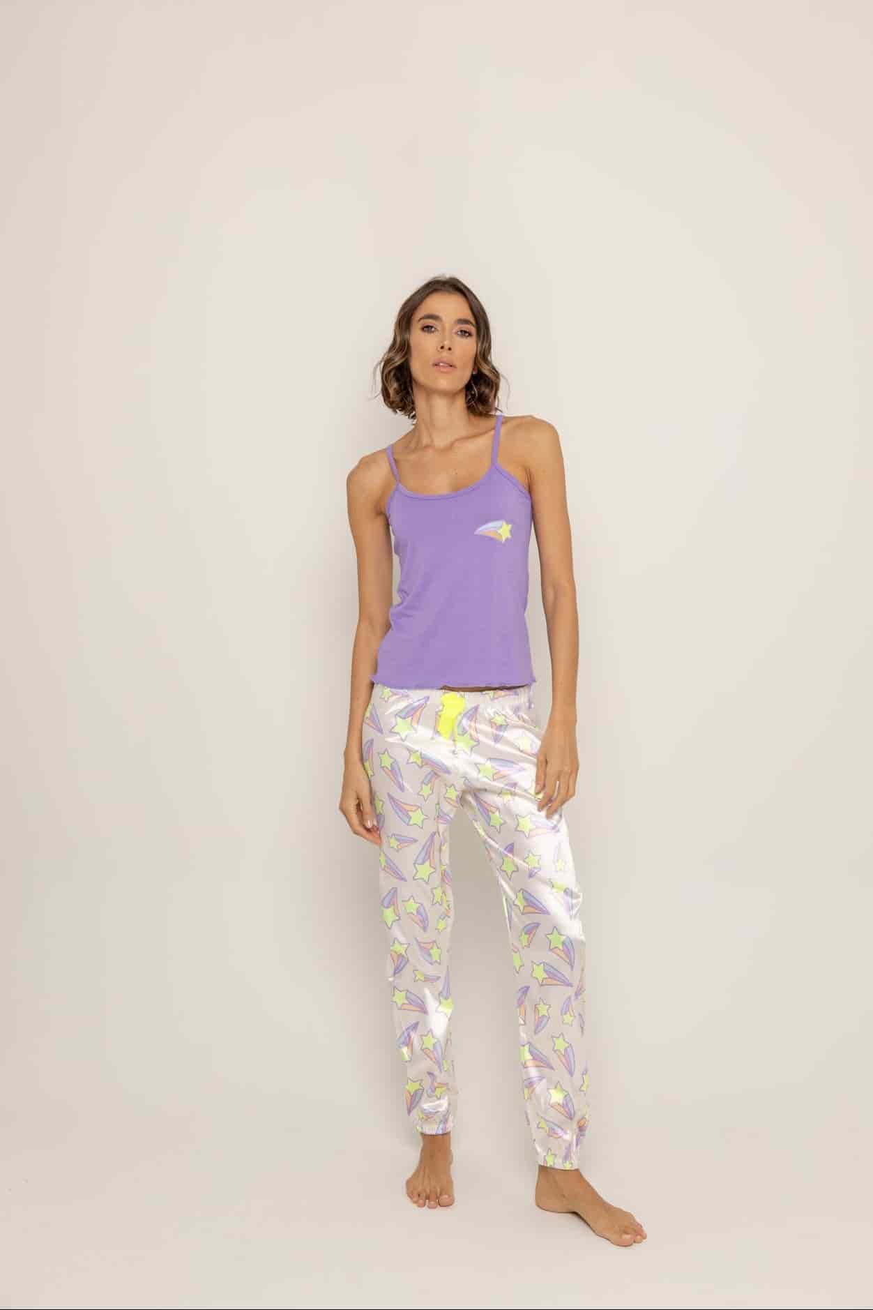 Conjunto pantalón satín marfil estrellas blusa morada - miniatura 5