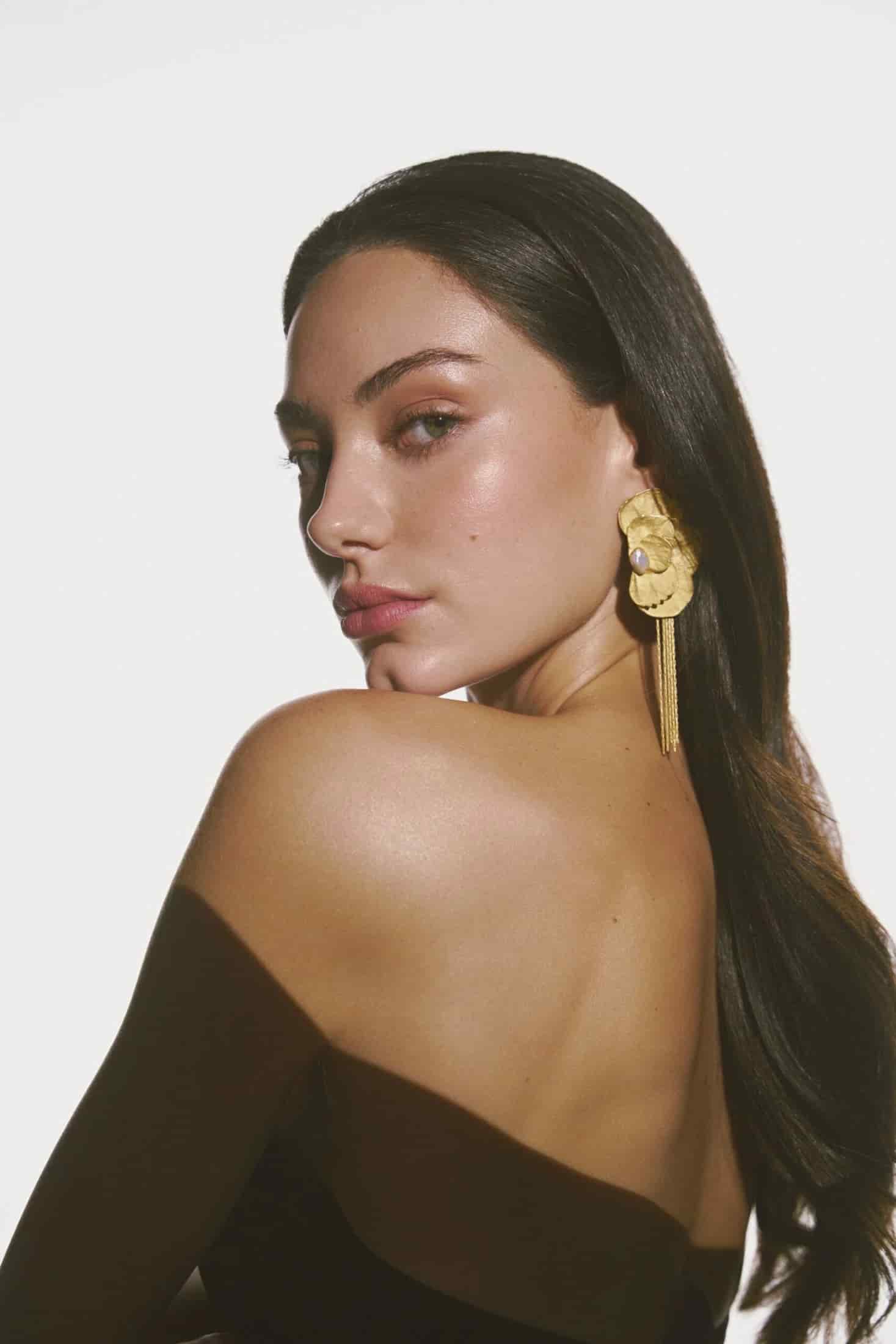 ARETES HORTENSIAS DECONSTRUIDAS CON PERLA Y CADENAS - miniatura 5