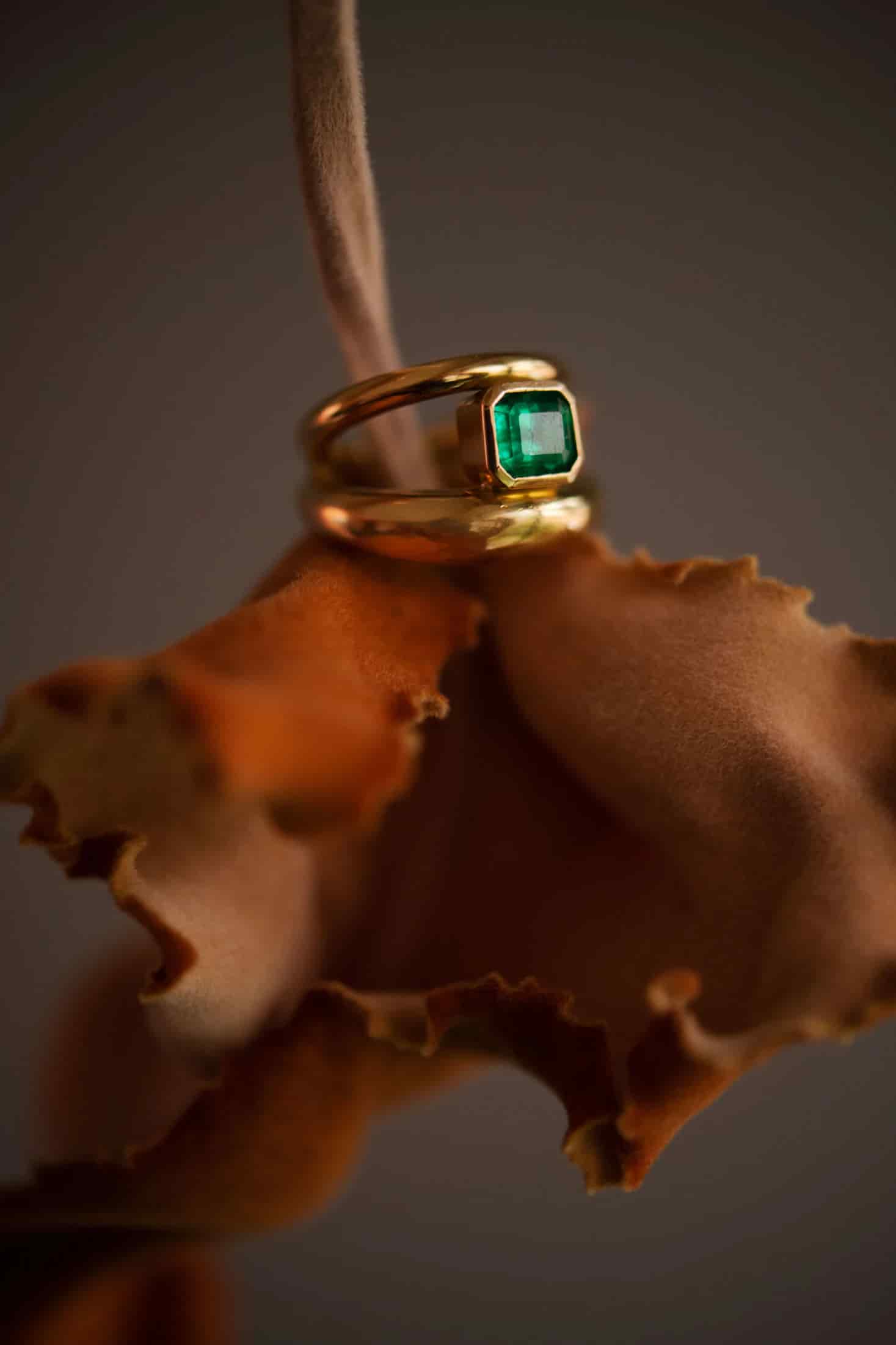 Anillo Doble Aro y Esmeralda - miniatura 8
