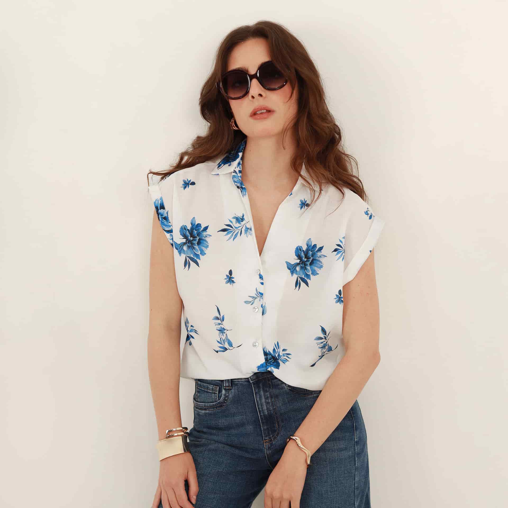 Blusa estampada abierta cuello sport manga corta rodada - miniatura 2