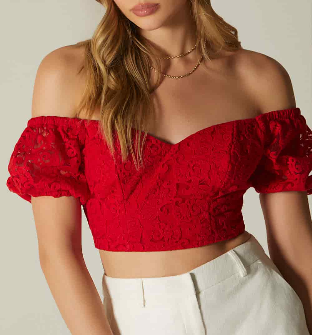 Blusa con hombros descubiertos - miniatura 2