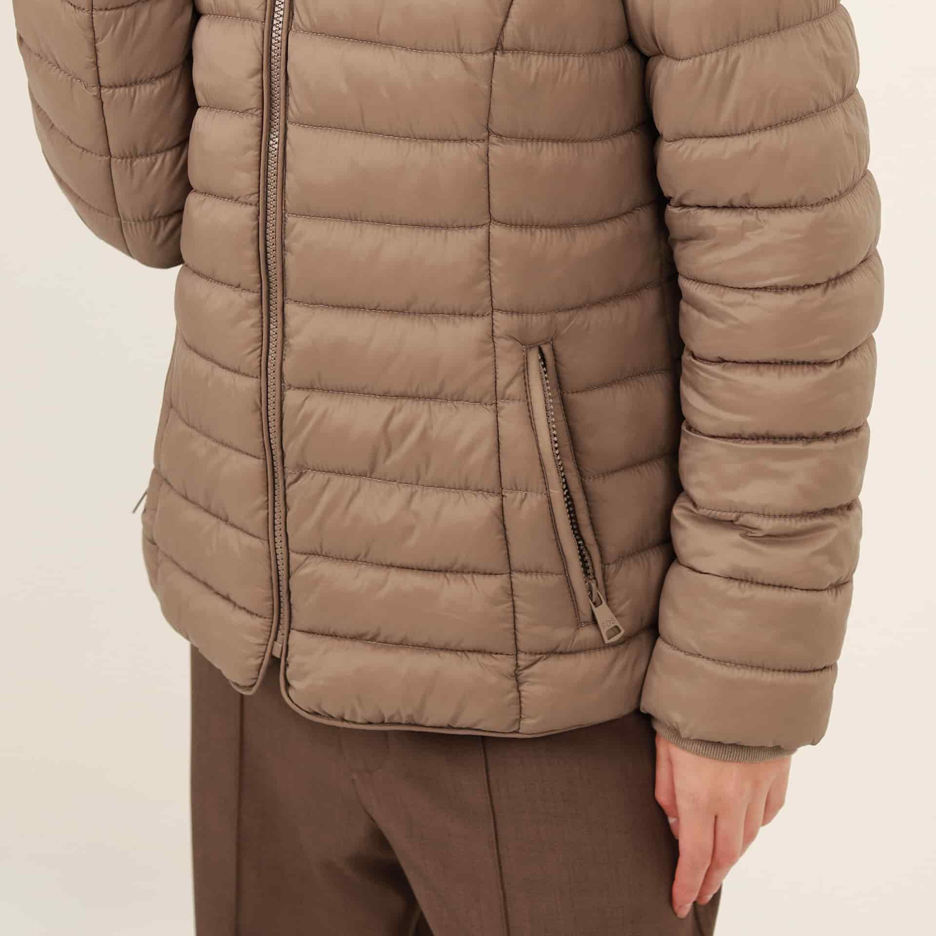 Chaqueta acolchada básica cuello alto con capucha - miniatura 29
