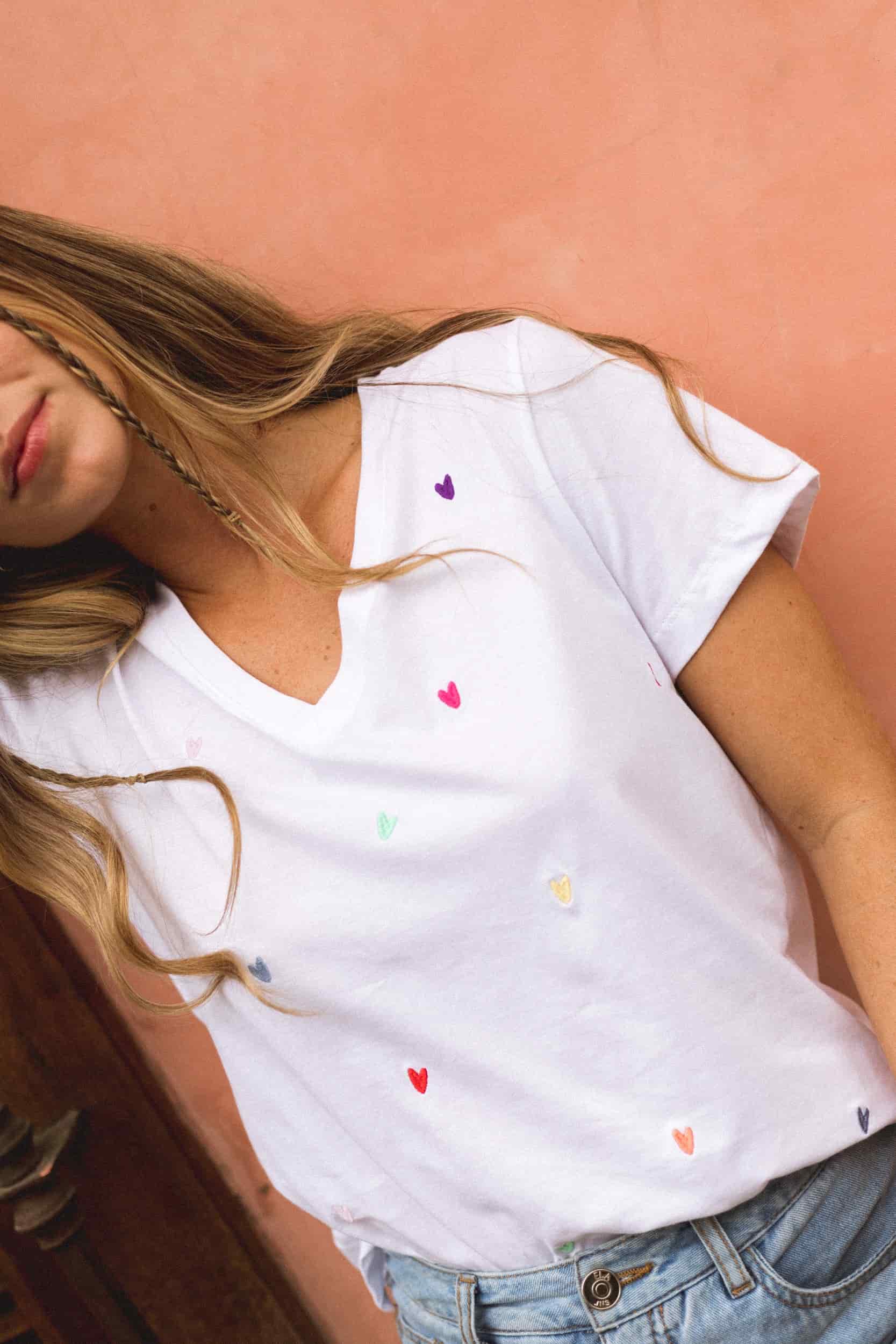 Amor con Amor se Paga Embroidered V-Neck Tee - miniatura 2