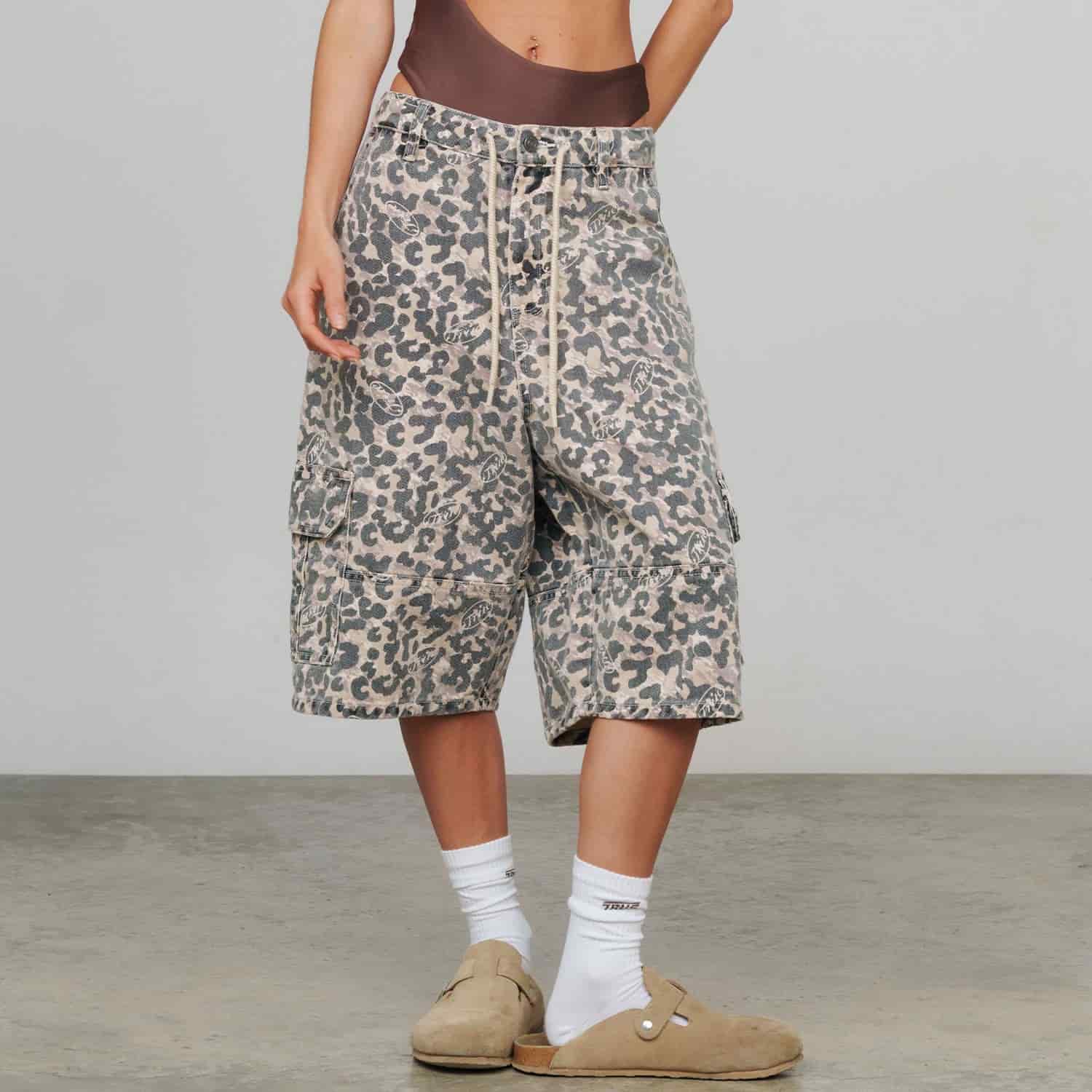 Intuition Leopard Cargo Jorts - Camel - miniatura 9