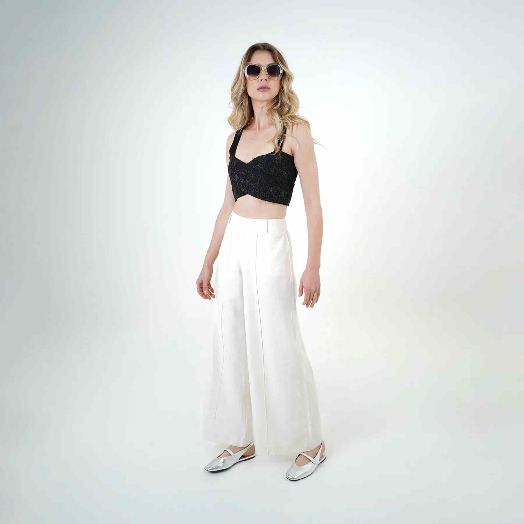 Blusa crop top cuello corazón manga tiras con grabado floral - miniatura 4