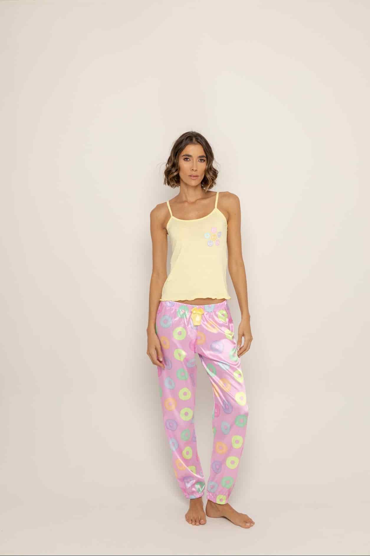 Conjunto pantalón satín rosa donas blusa amarilla - miniatura 2