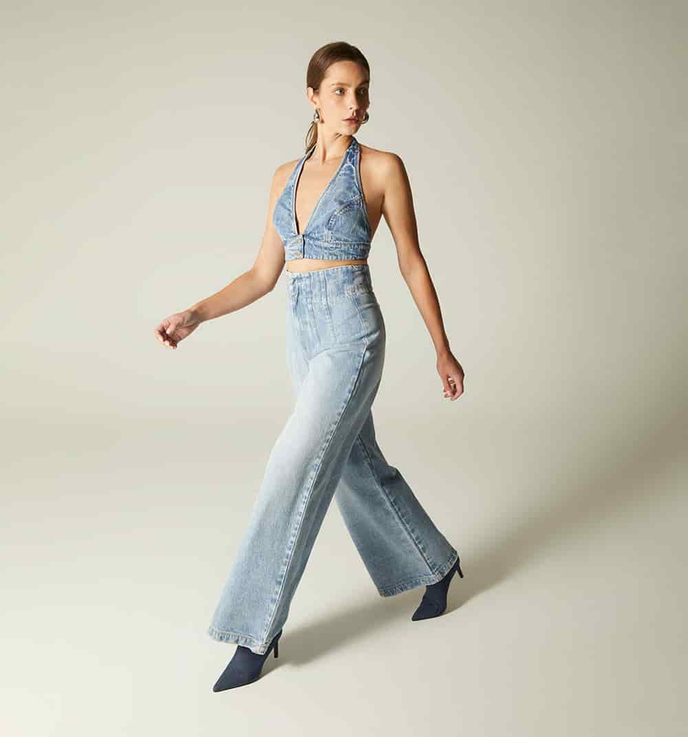 Blusa halter con flor - miniatura 1