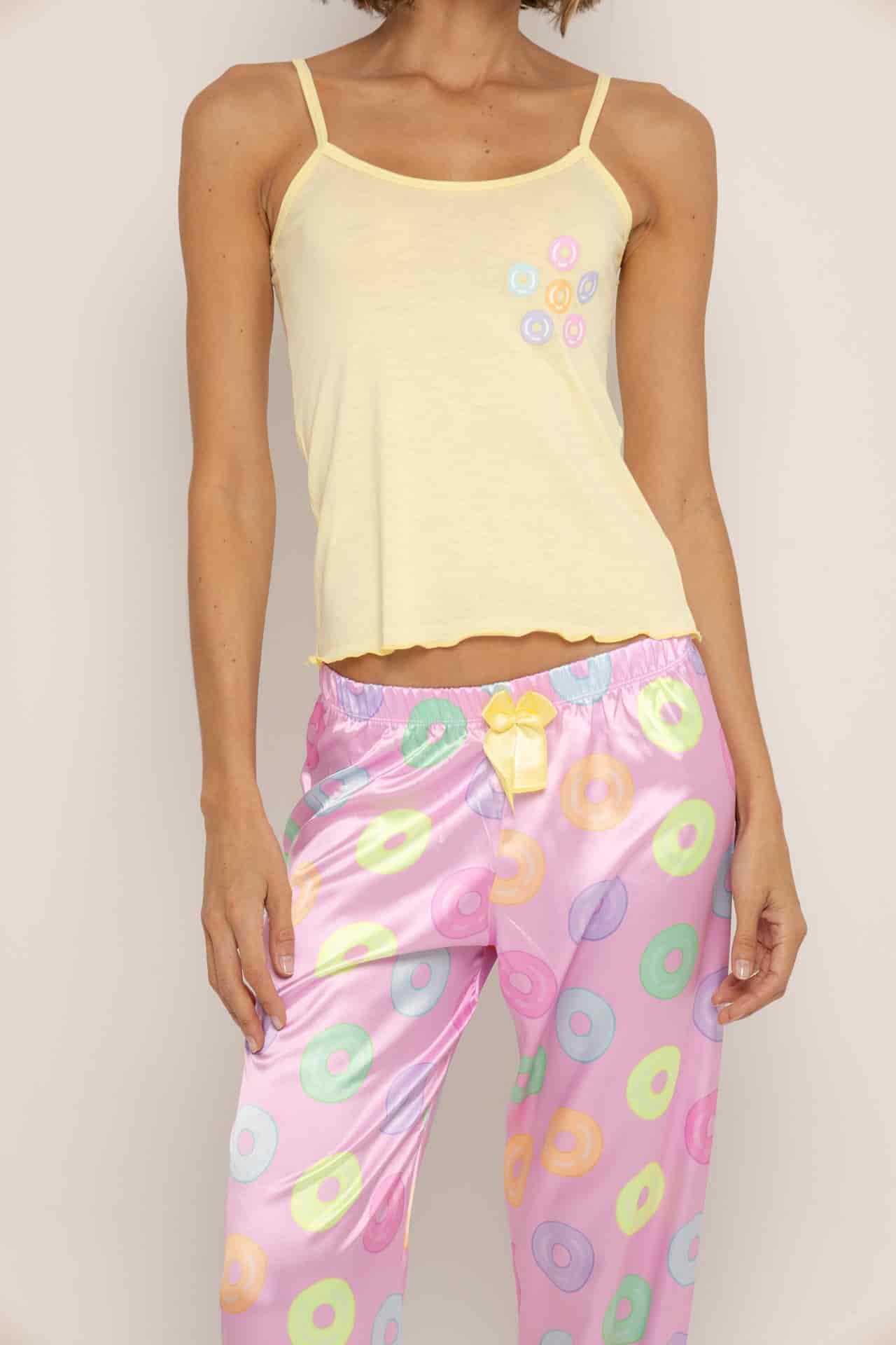 Conjunto pantalón satín rosa donas blusa amarilla - miniatura 1