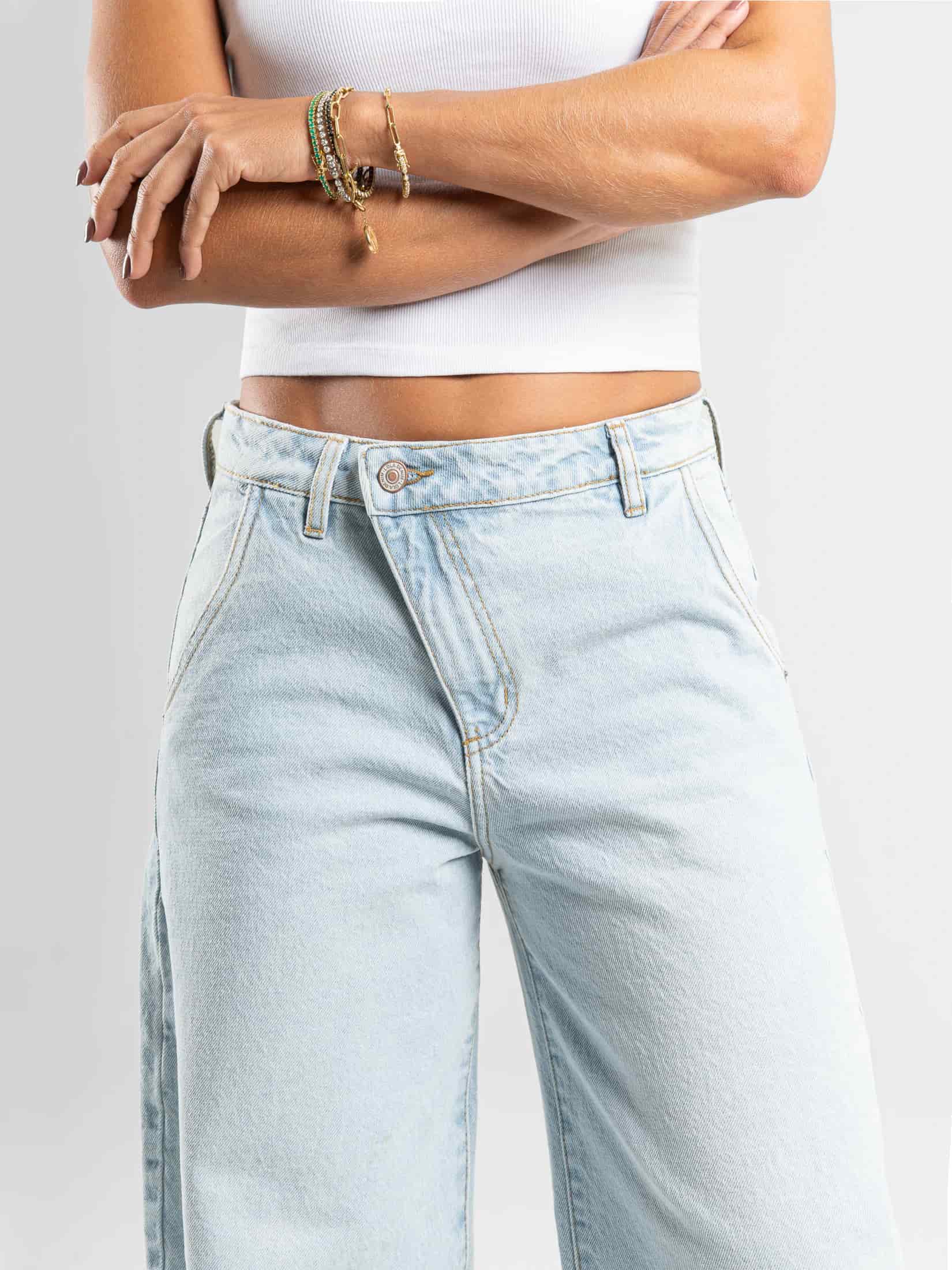 Ref: 066441 Jean wide leg, rígido, tiro alto, detalle en pretina, con cortes, tono azul claro - miniatura 4