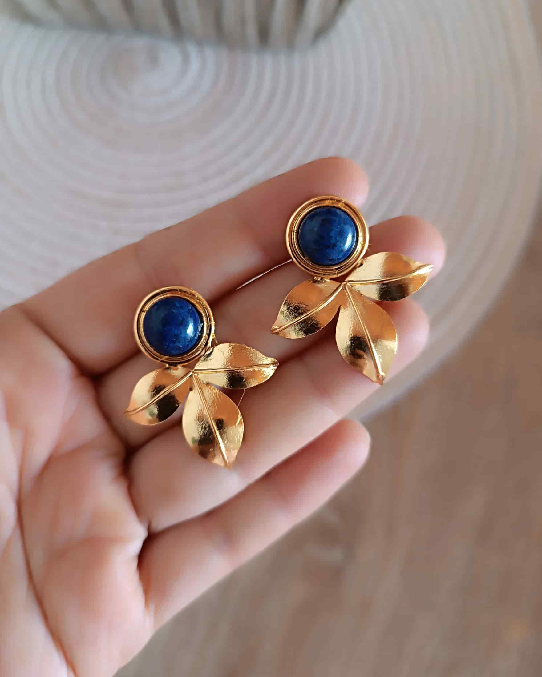 Aretes topos tres pétalos Andi piedra Lapislázuli - miniatura 3