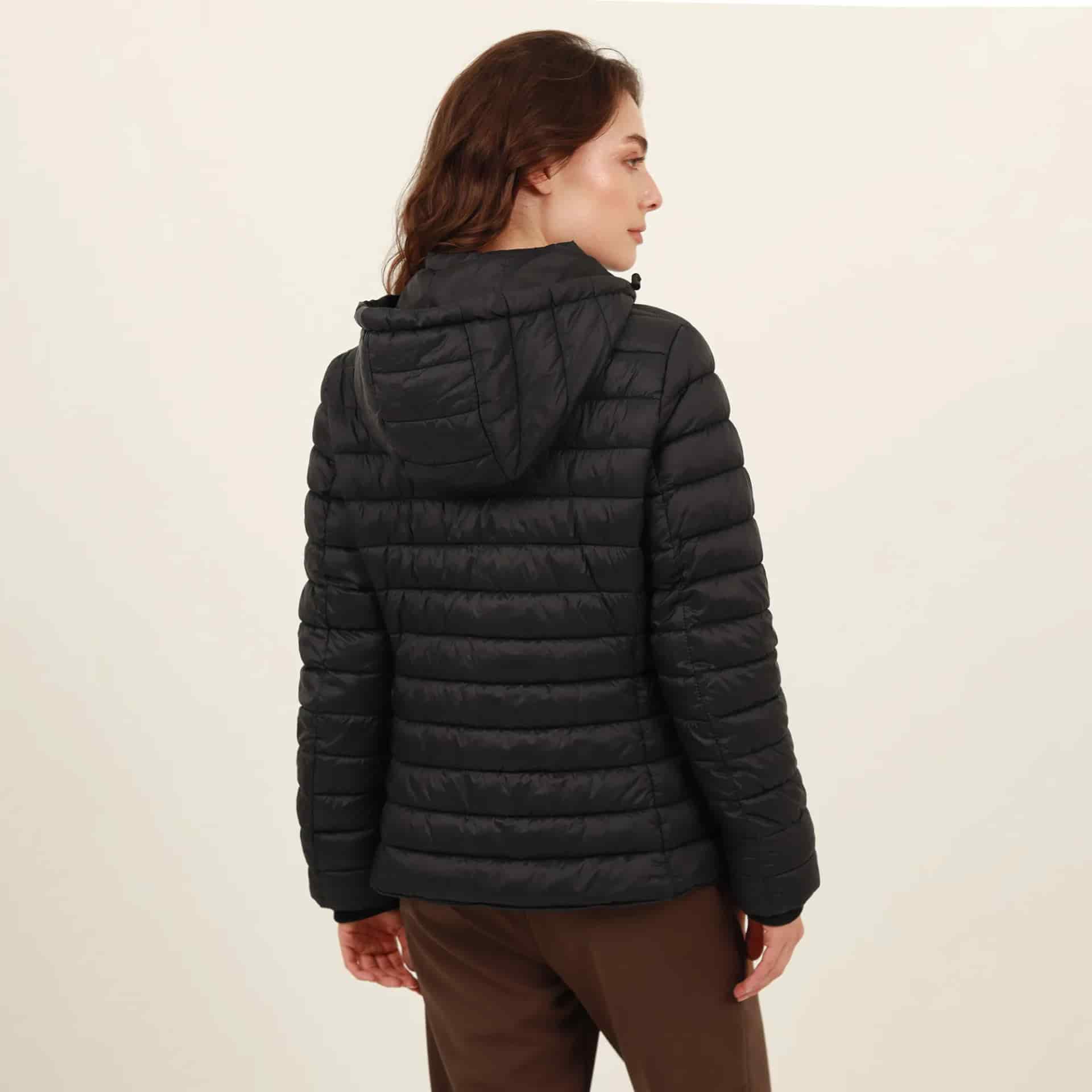 Chaqueta acolchada básica cuello alto con capucha - miniatura 13