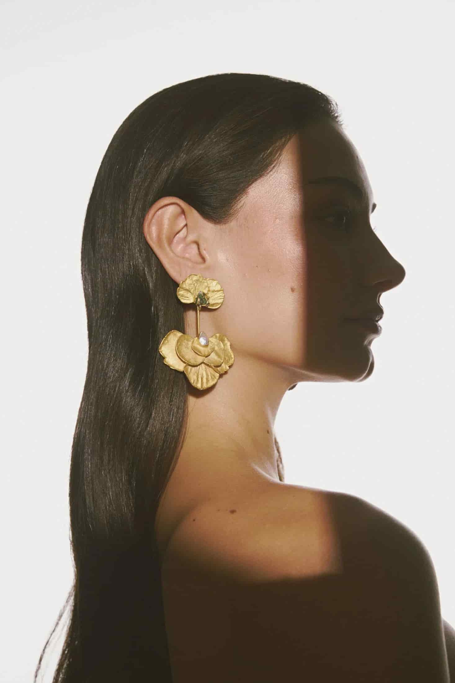 ARETES LARGOS HORTENSIAS DECONSTRUIDAS, PERLA Y ESMERALDAS EN BRUTO - miniatura 2