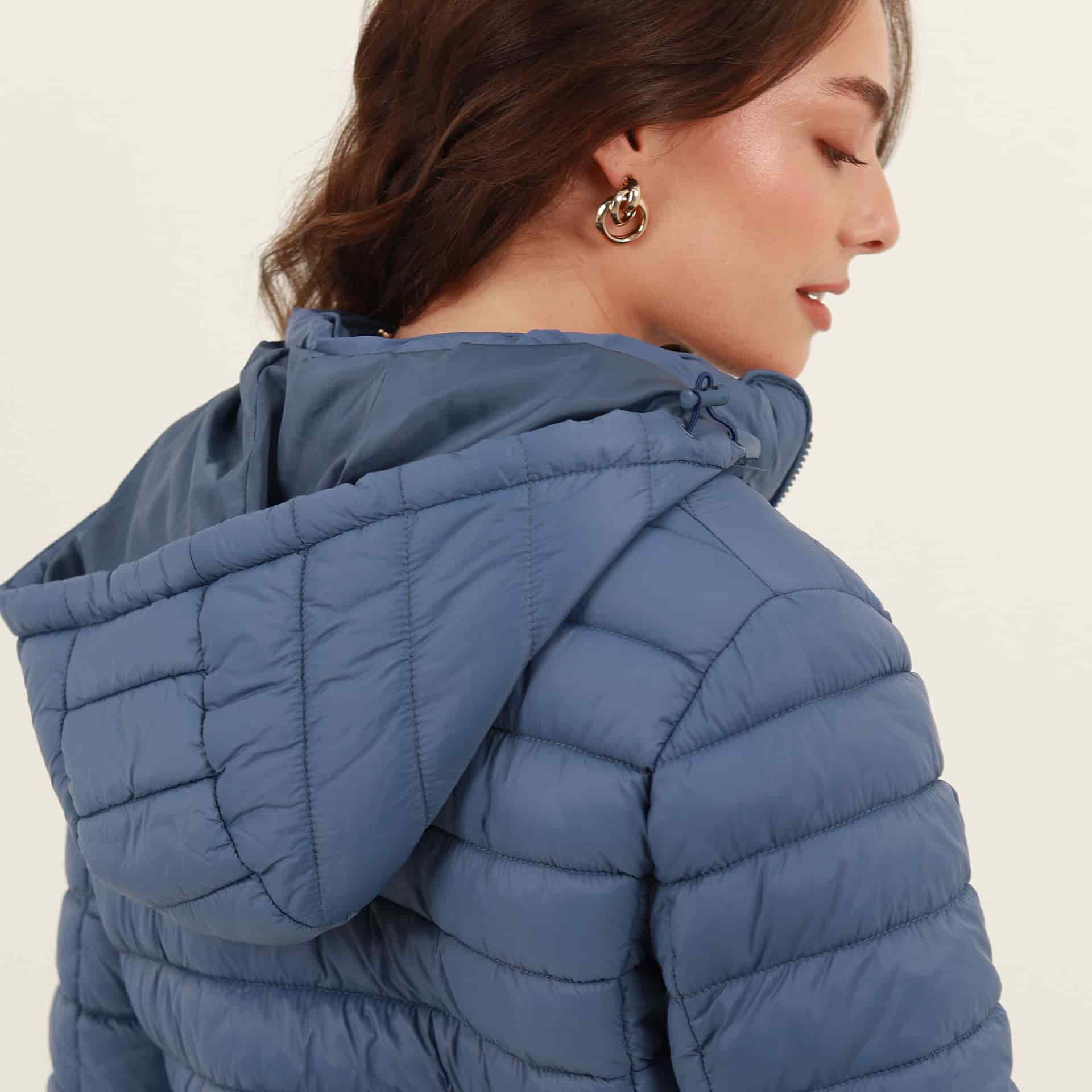 Chaqueta acolchada básica cuello alto con capucha - miniatura 26