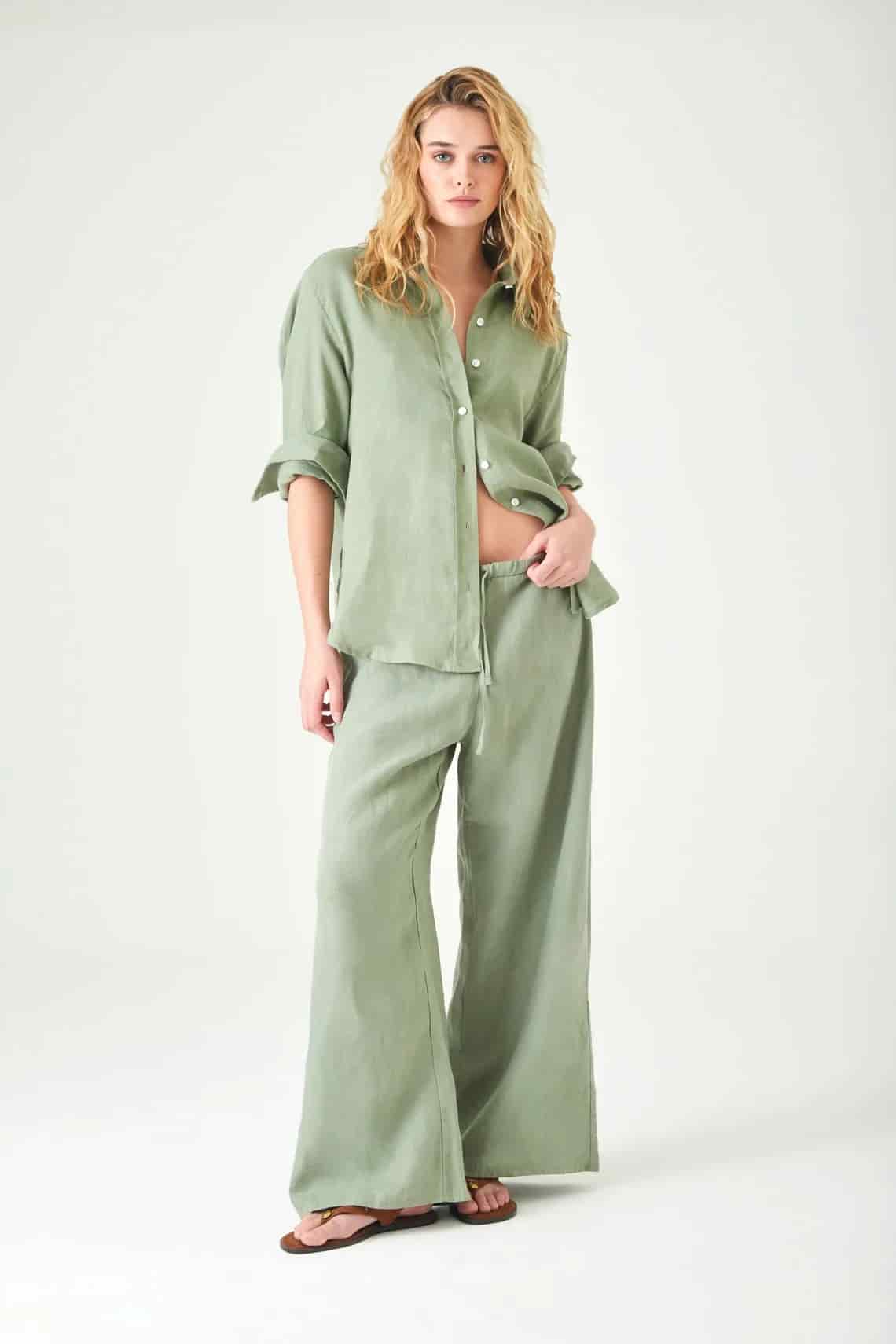 Camisa relaxed fit con bajo redondeado y aberturas laterales en lino verde salvia para mujer - miniatura 2