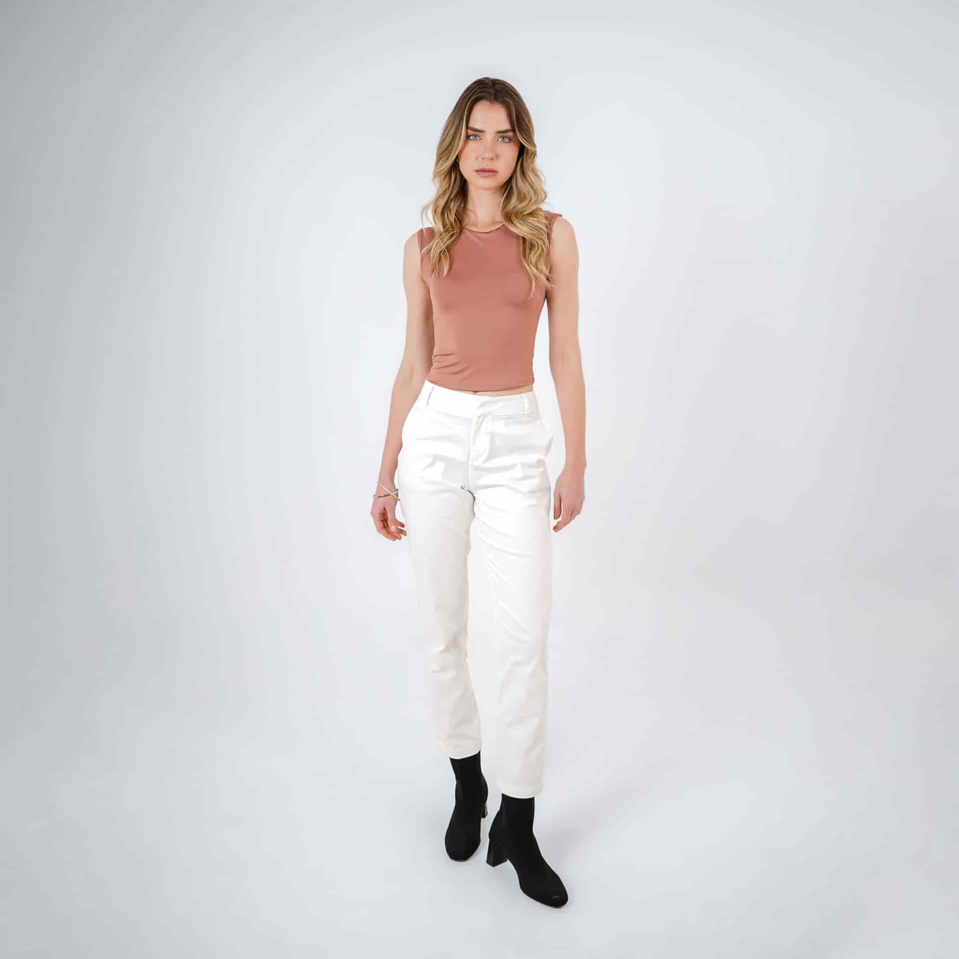 Camiseta crop básica cuello redondo manga sisa - miniatura 9
